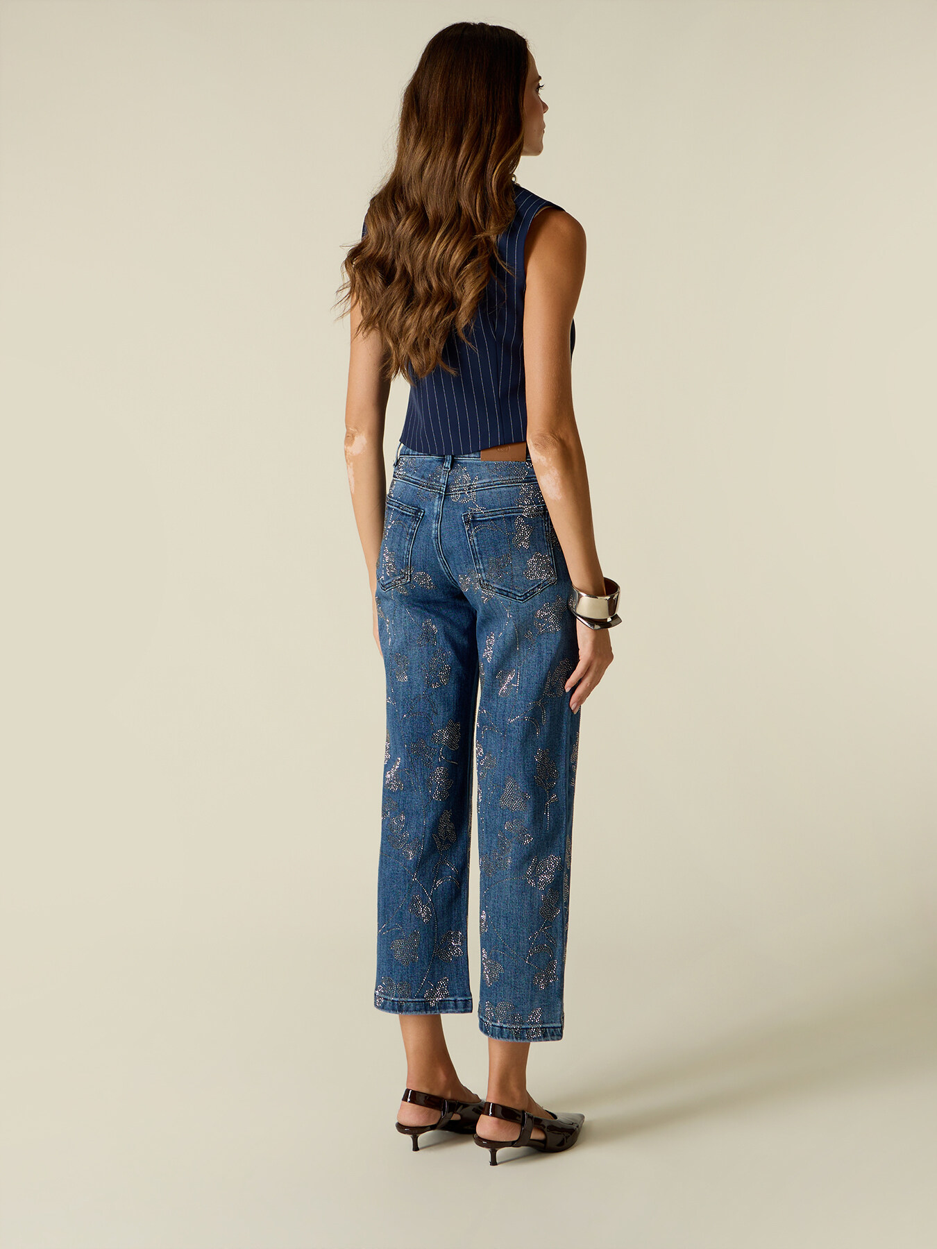 Cropped jeans with crystal embellishment image number 1