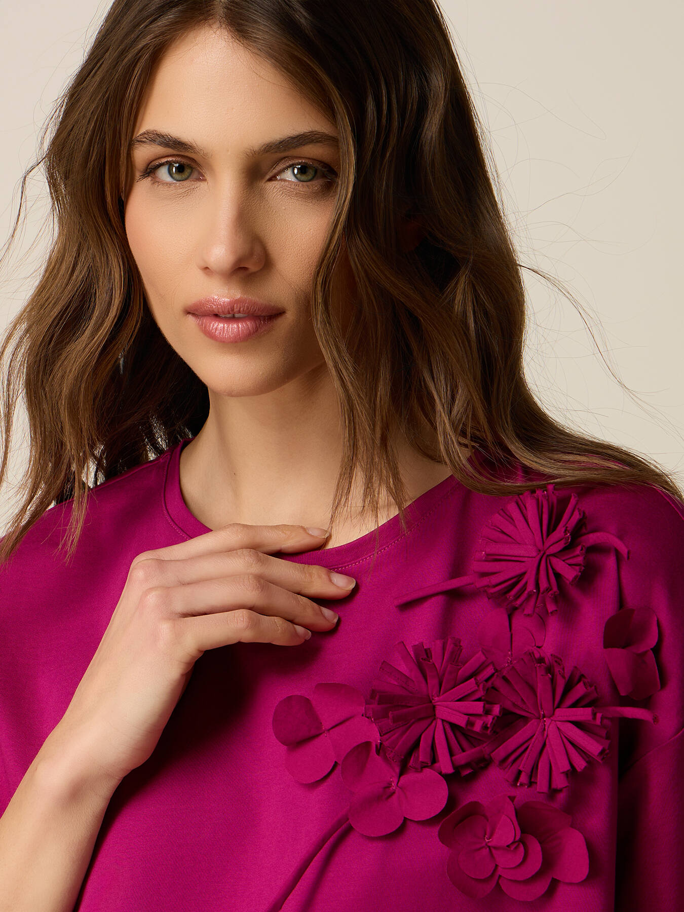 T-shirt with floral appliqu&eacute;s image number 2