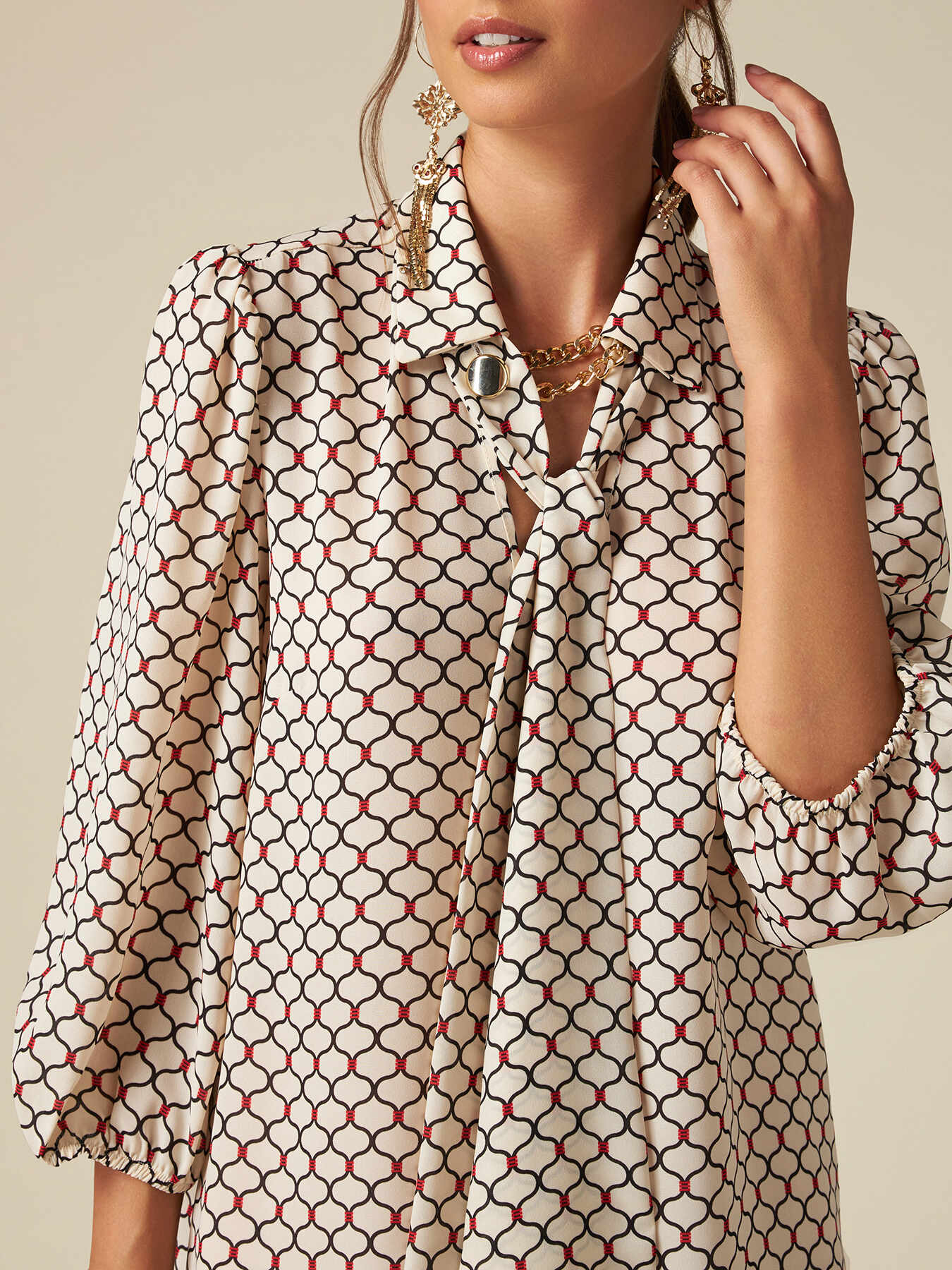 Blusa con estampado con cadena image number 2