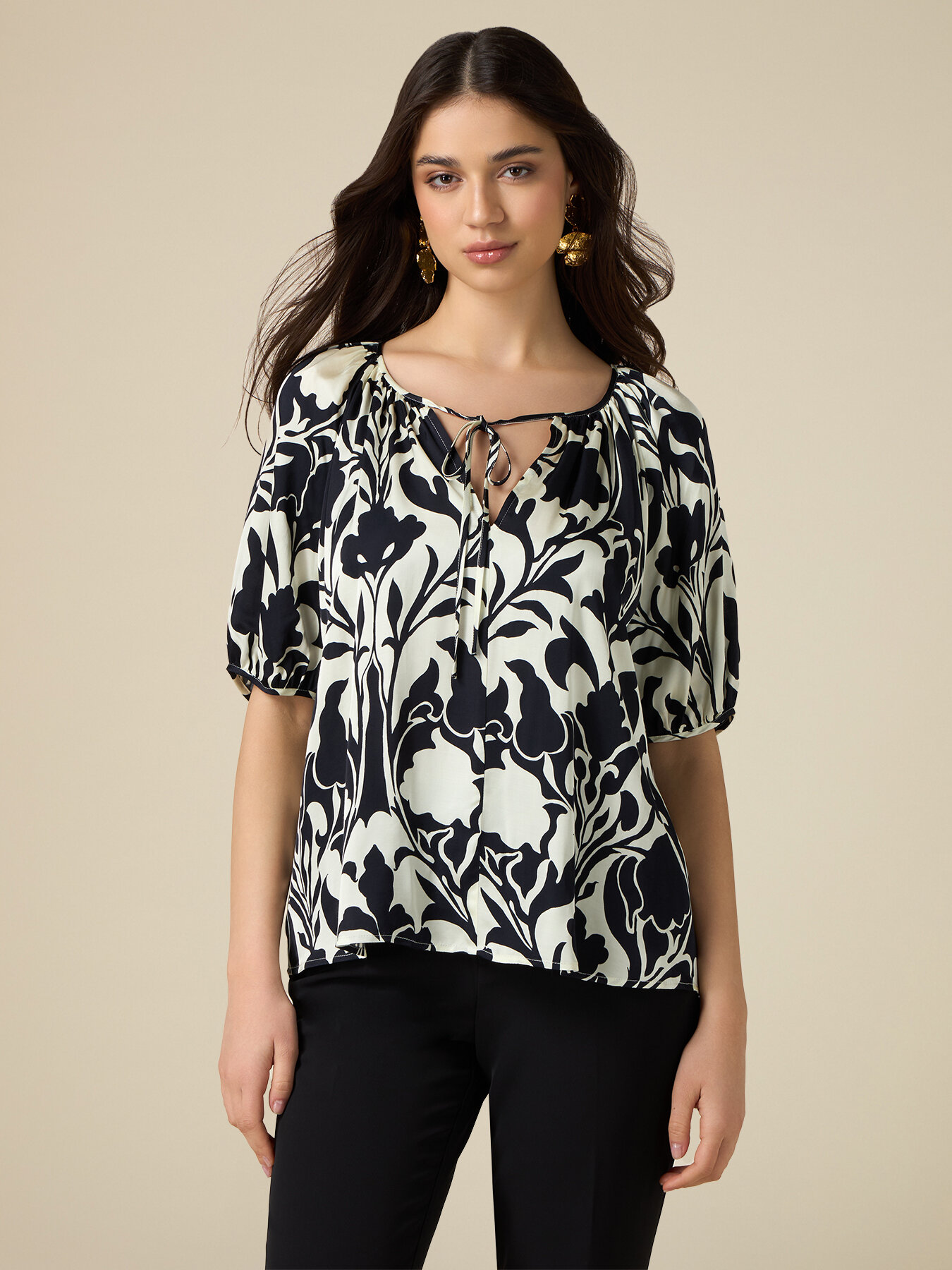 Blusa in raso floreale image number 0