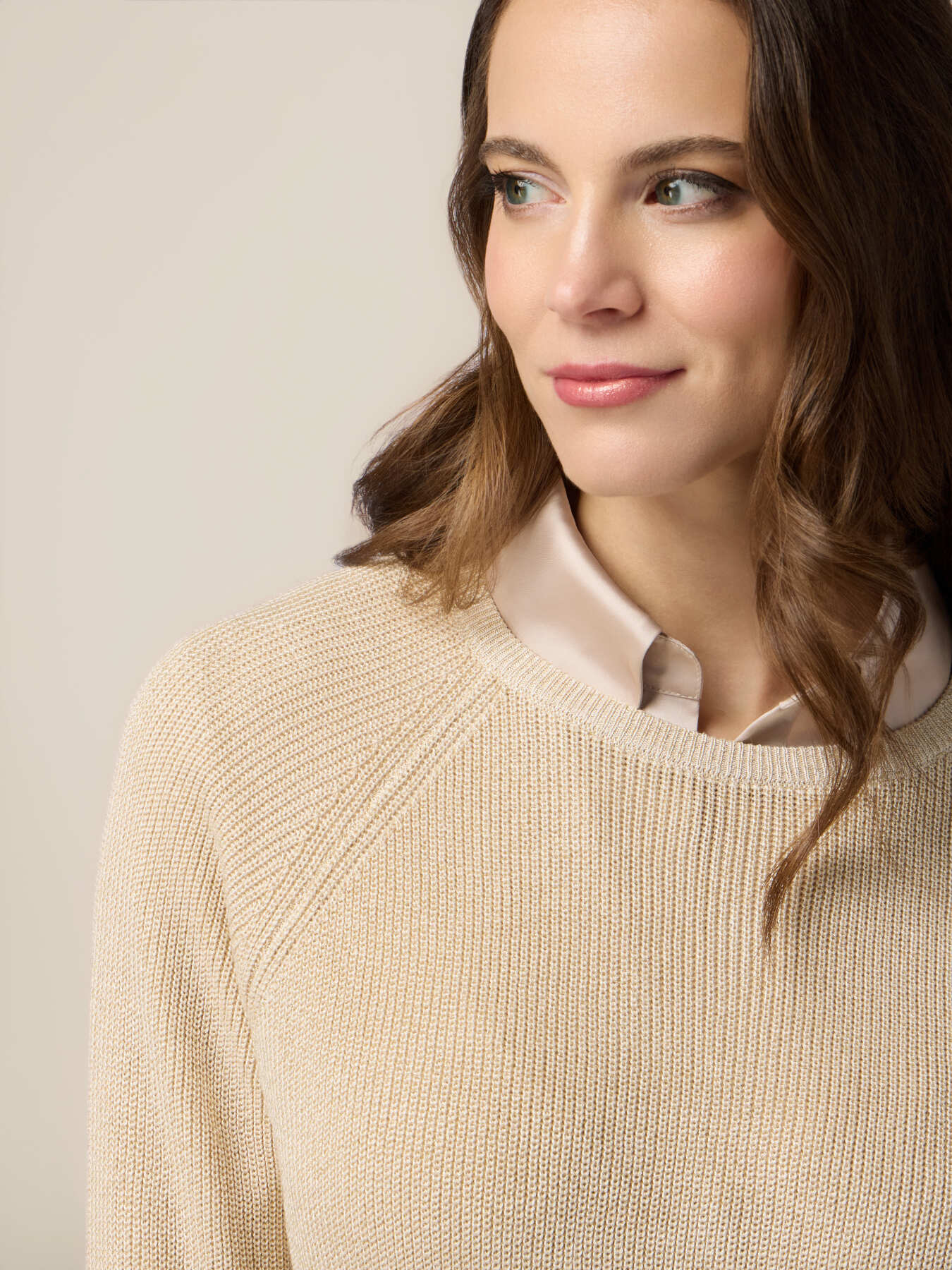 Pull col rond en lurex avec boutons au dos image number 2