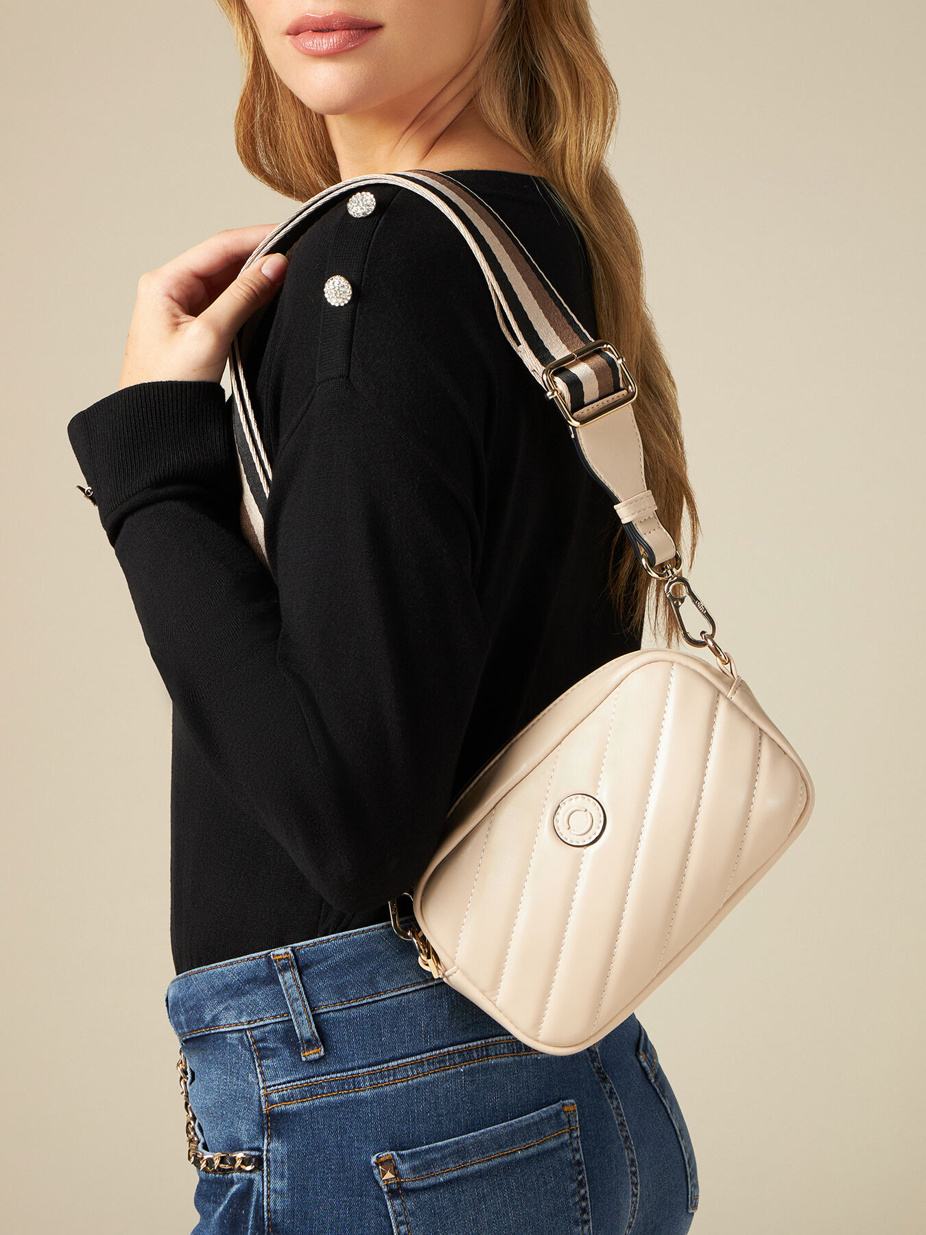 Bolso peque&ntilde;o cross body acolchado image number 0