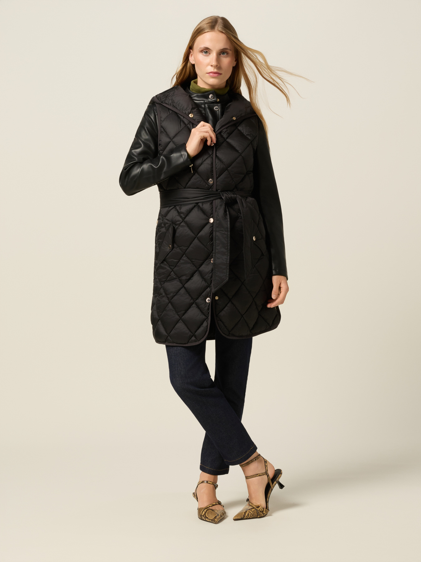 Chaleco acolchado ligero con capucha image number 0