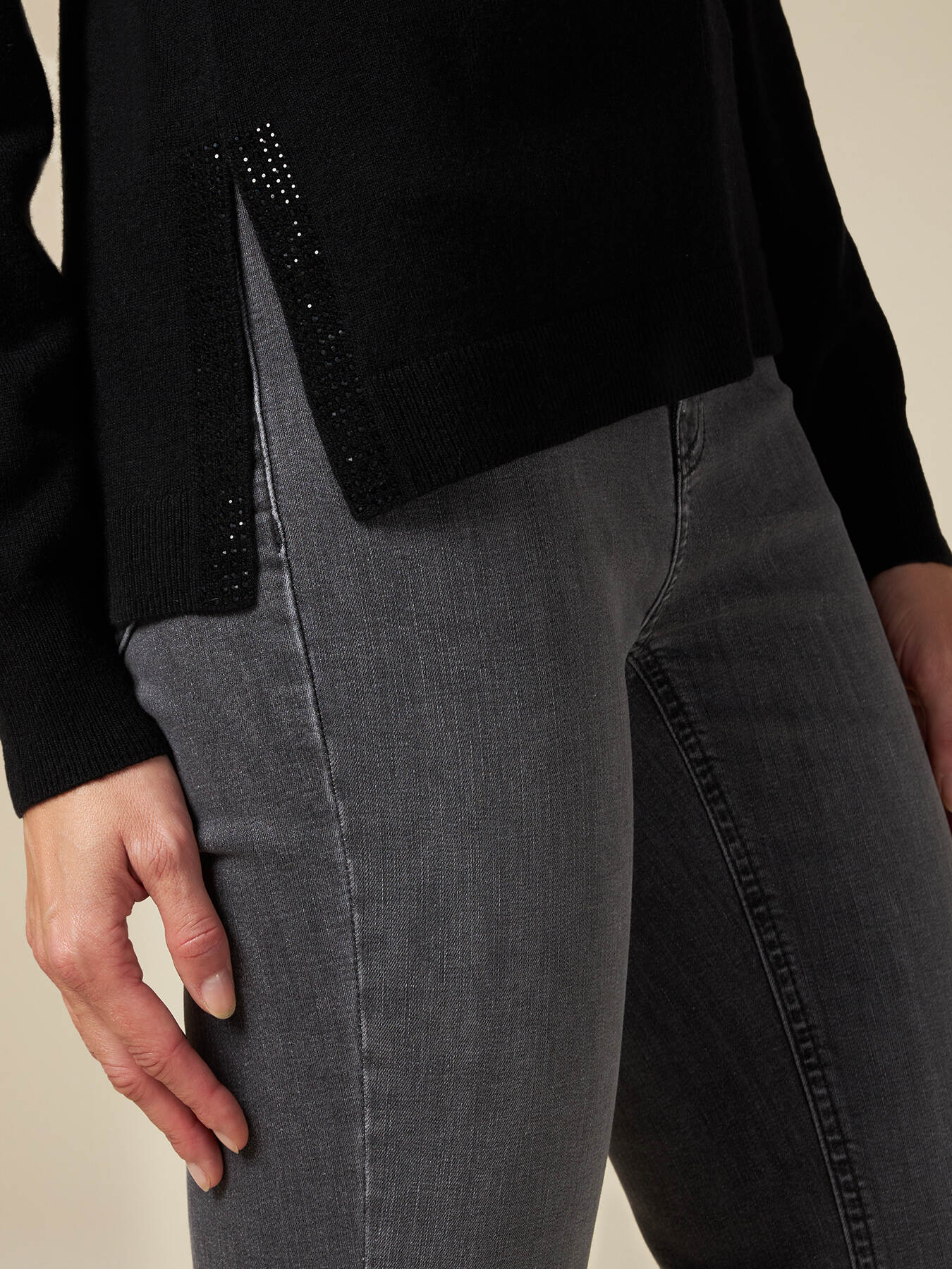 Maglia scollo a V misto cashmere con strass image number 2