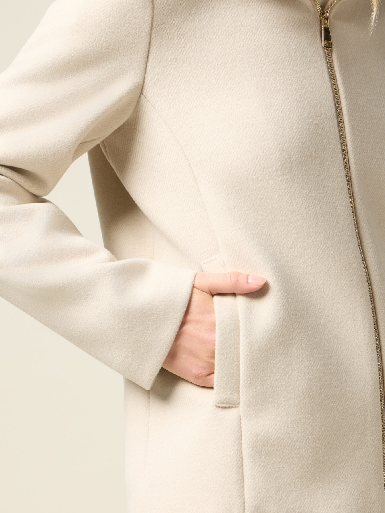 Kurze Jacke mit Kapuze und Rei&szlig;verschluss image number 2