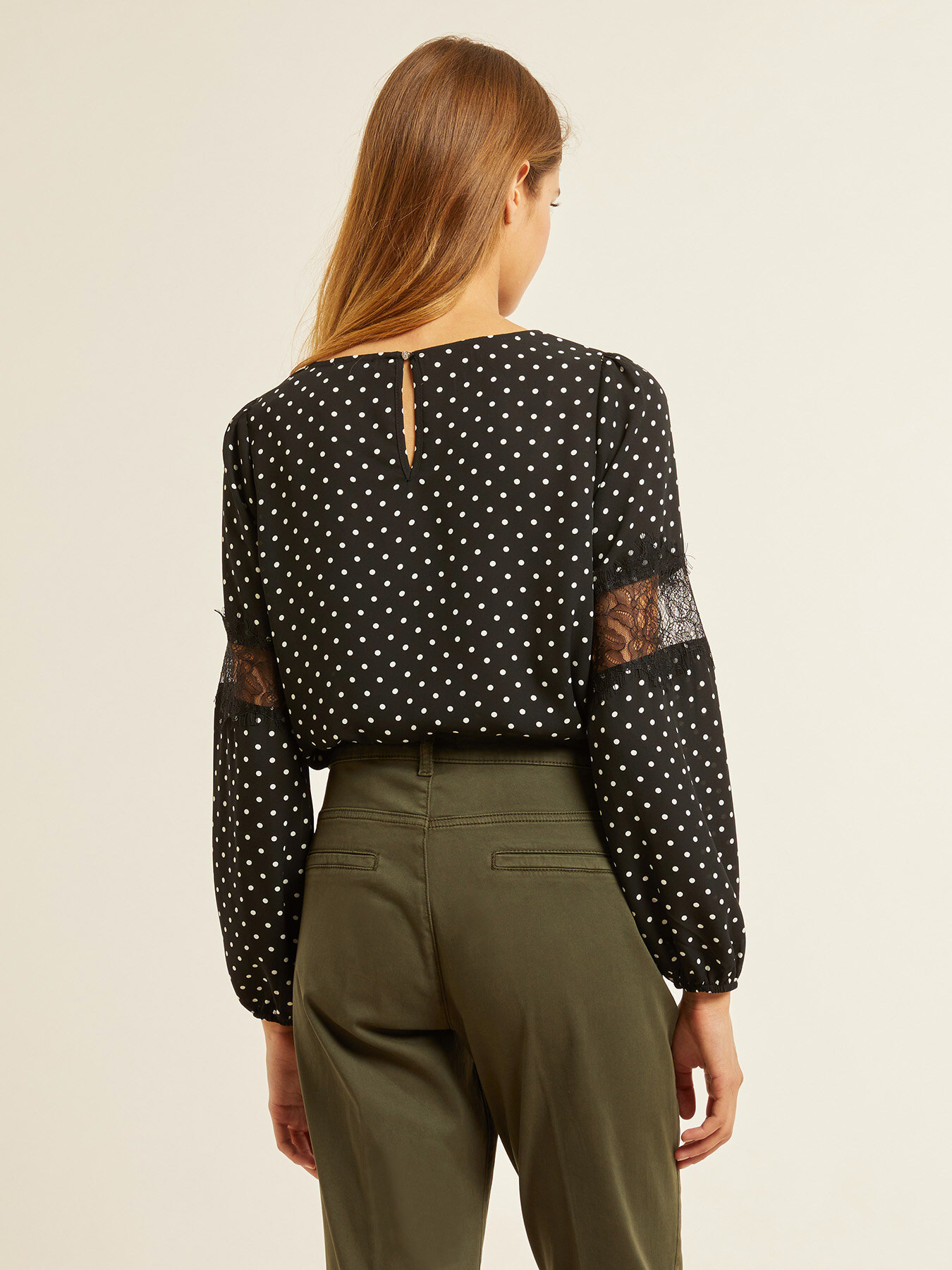 Blusa a pois con inserti in pizzo image number 2