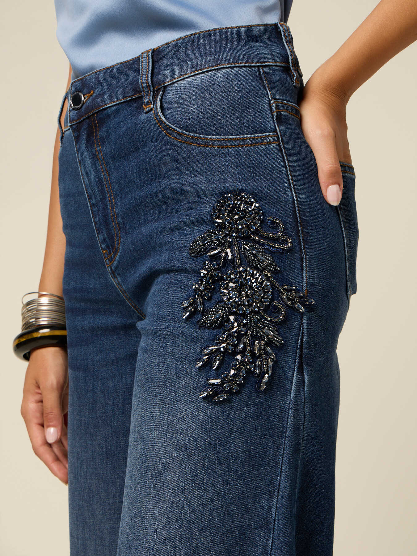 Jeans a palazzo con patch gioiello image number 2