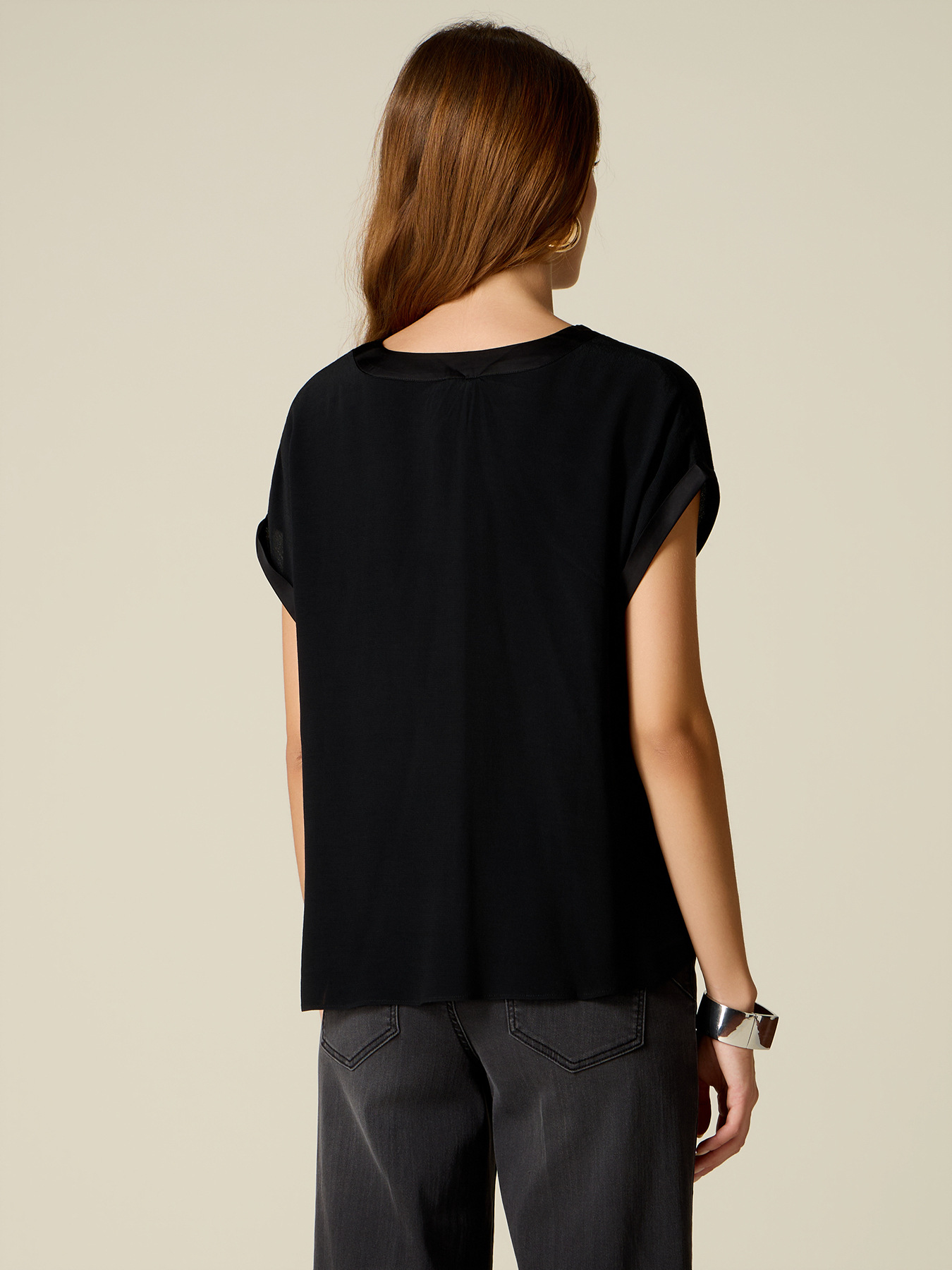 Blouse en cr&ecirc;pe de viscose avec encolure en V image number 1
