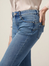 Jeans little flare con bottone gioiello image number 2