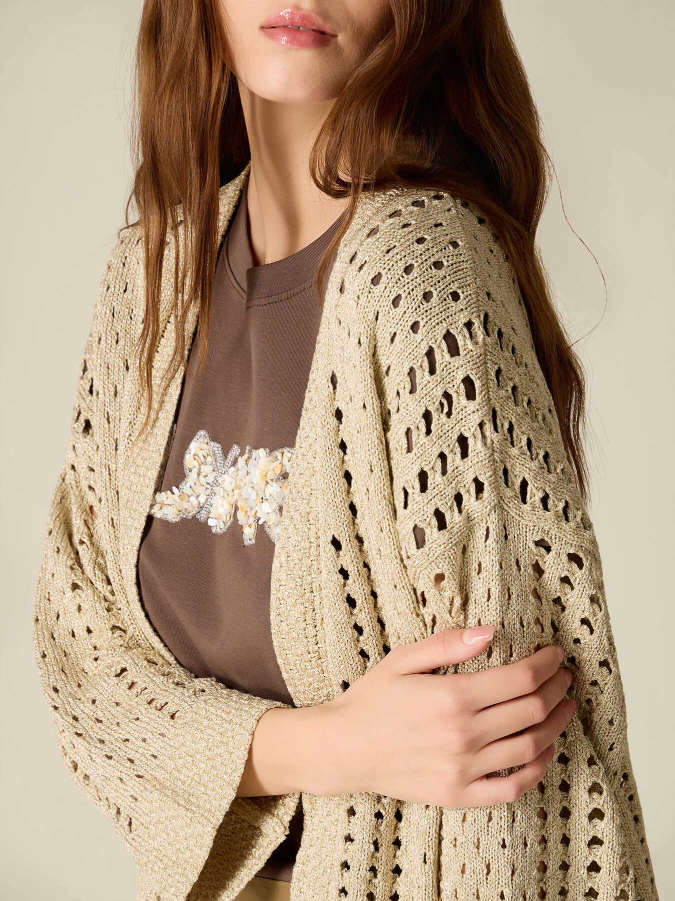 Kurze Strickjacke aus Lurex mit Lochmuster image number 2