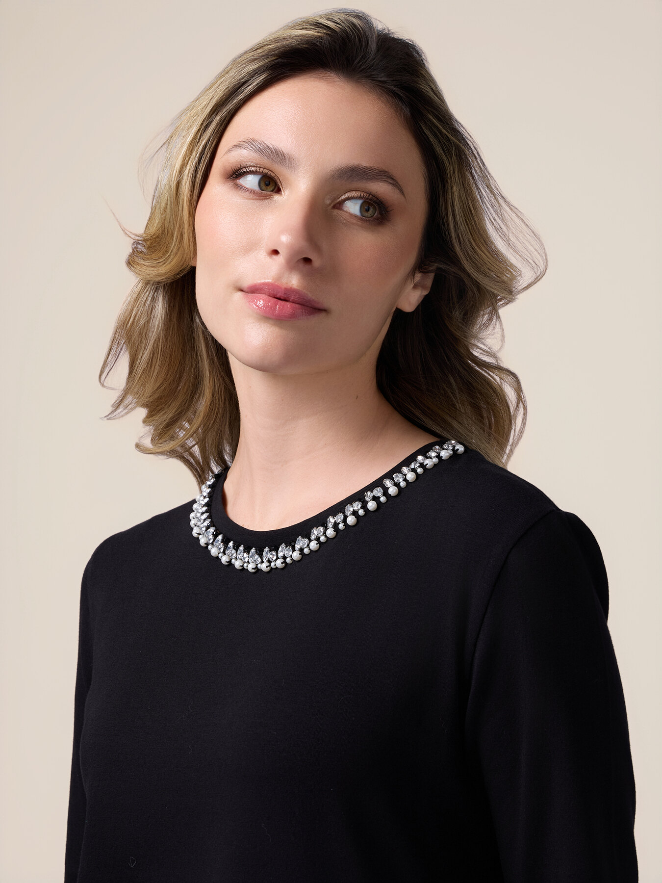 T-shirt con ricamo gioiello image number 2