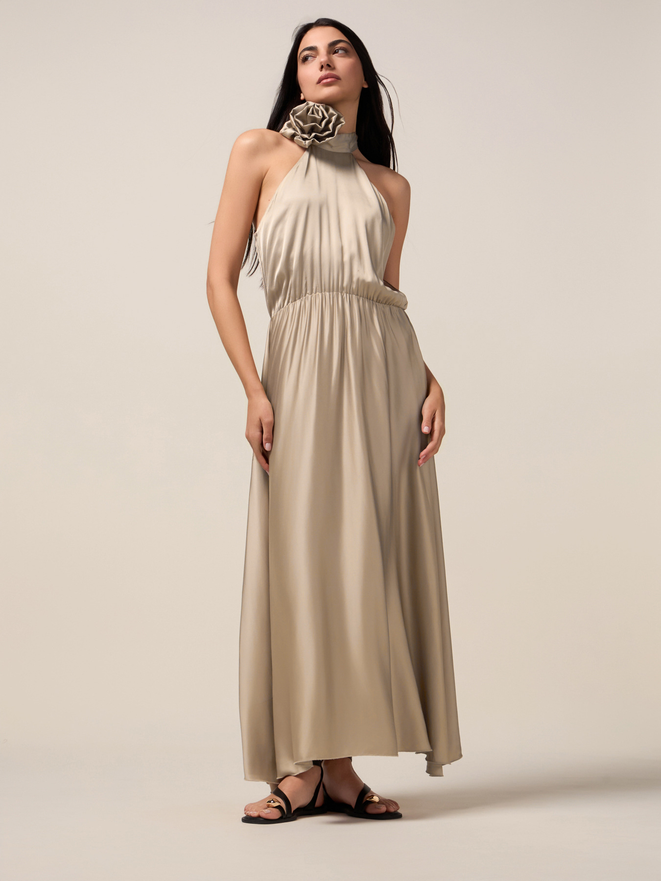 Vestito lungo in raso con spilla a fiore image number 4