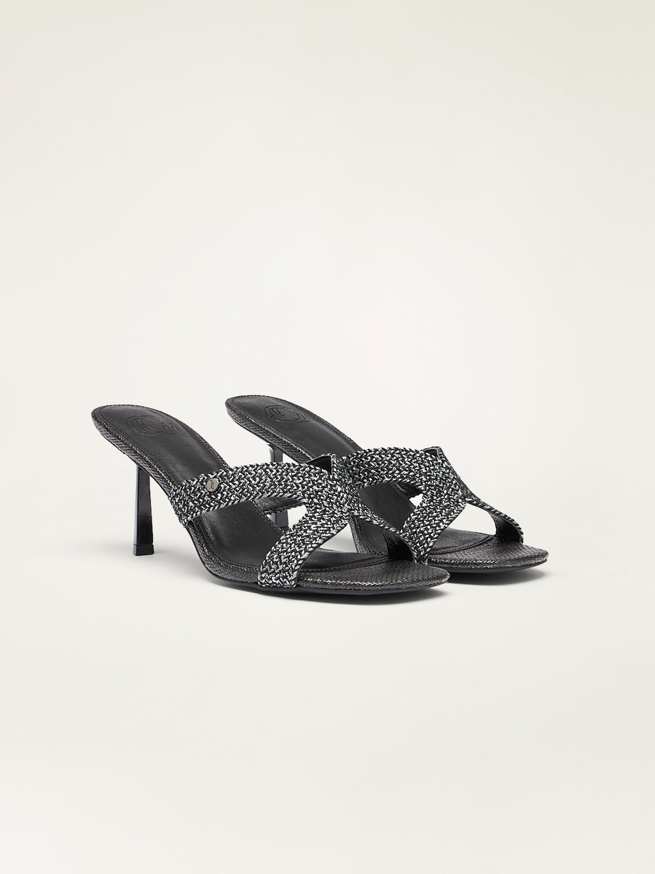 Mules crois&eacute;es image number 1