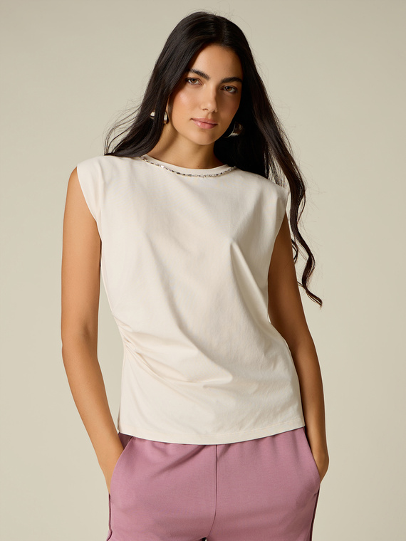Top in jersey con ricamo gioiello