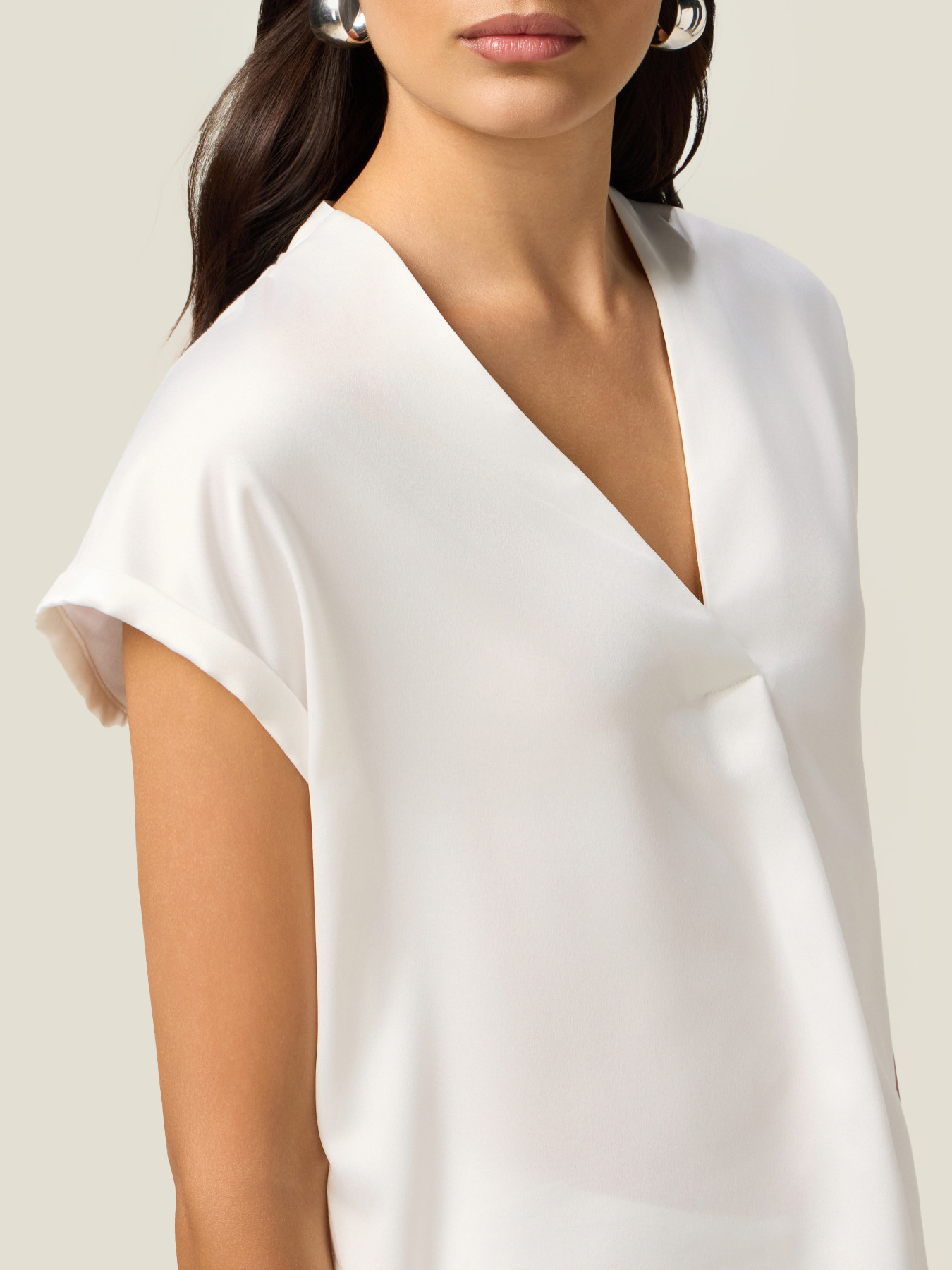 Zweistoffiges T-Shirt mit V-Ausschnitt image number 2
