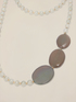 Collar largo con perlas y elementos geom&eacute;tricos image number 1