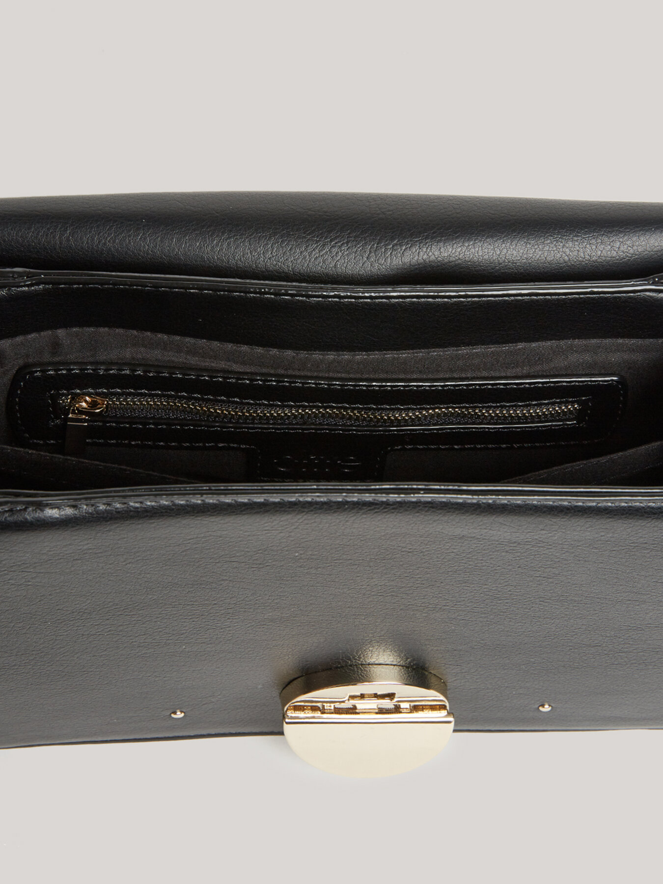 Schultertasche mit Nieten image number 4