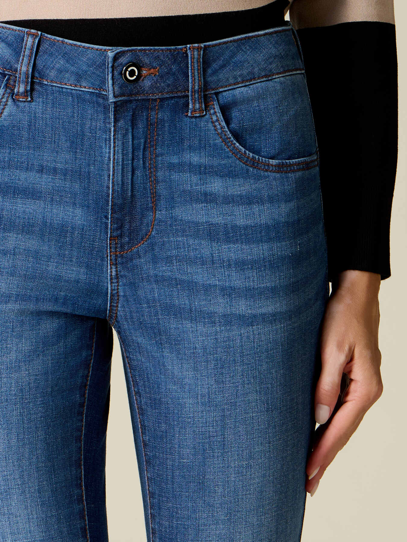 Washed skinny jeans with studs on the leg hem image number 2