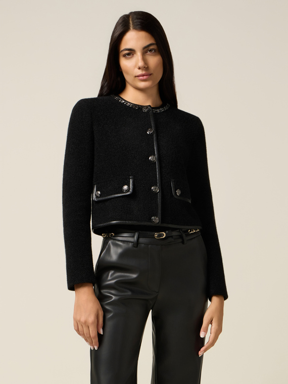 Kurze Jacke mit Steinen