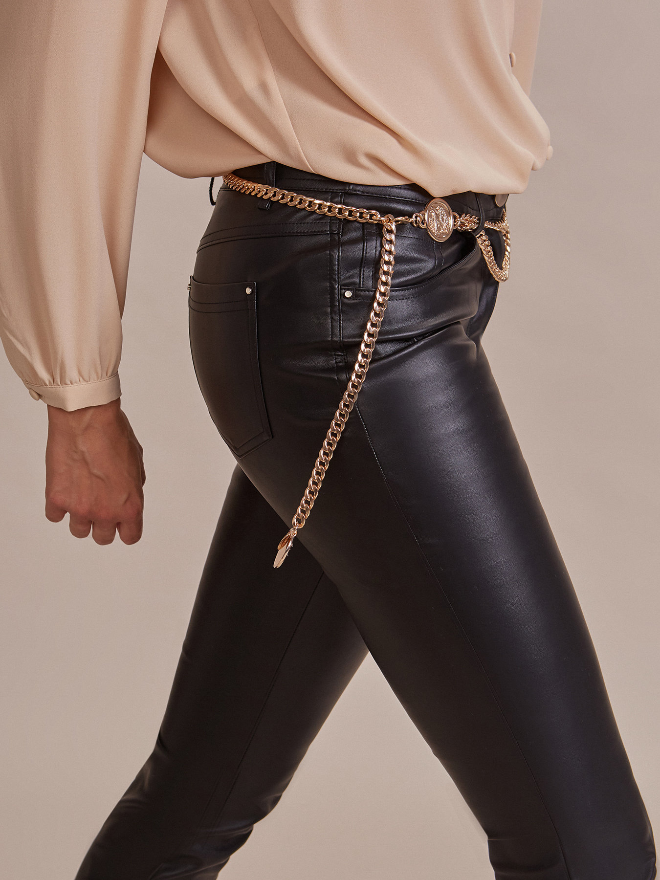 Cinturón para la cintura y laterales con cadena y colgantes image number 0