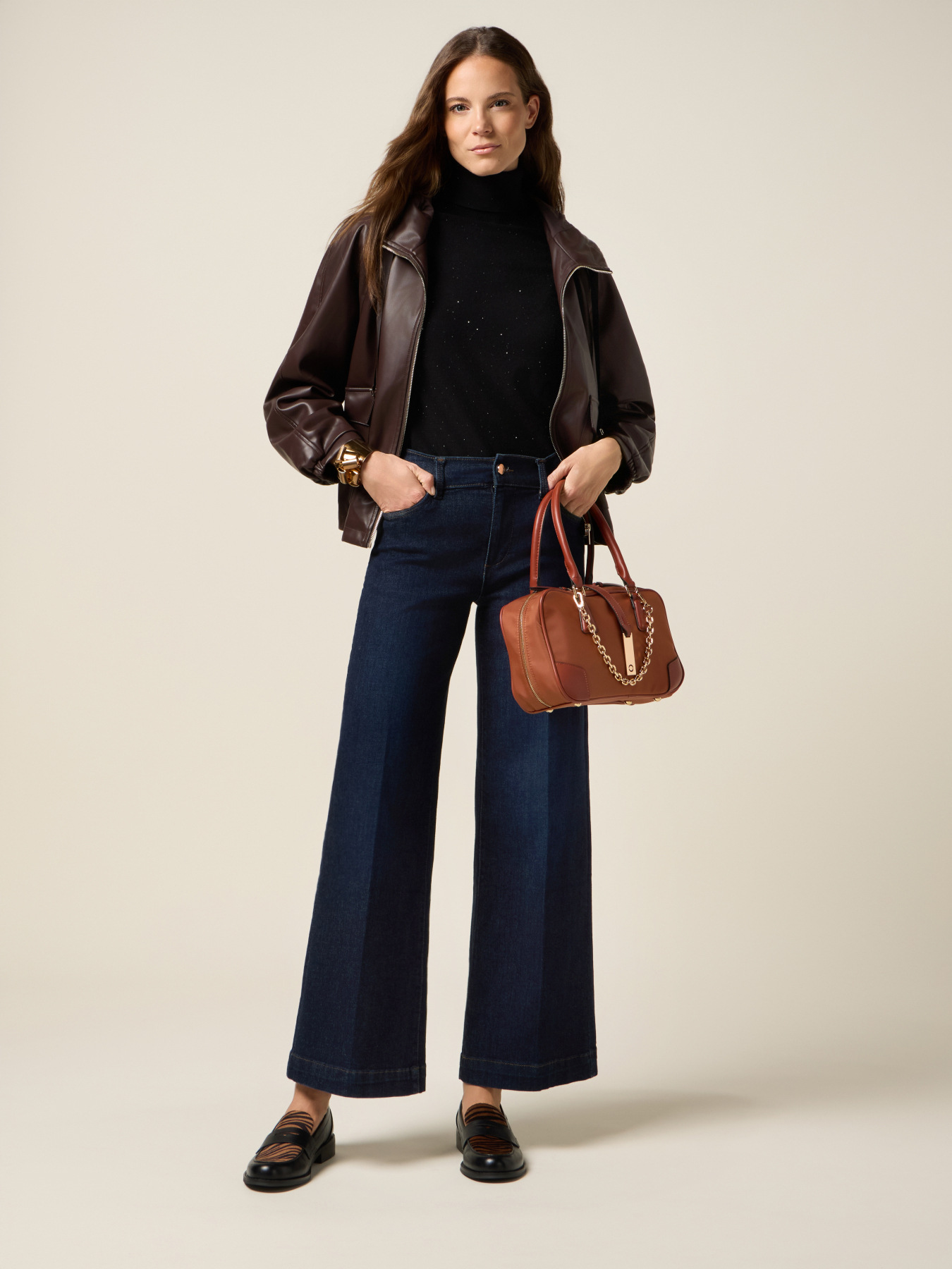 Blouson court &agrave; capuche et fermeture &eacute;clair image number 3