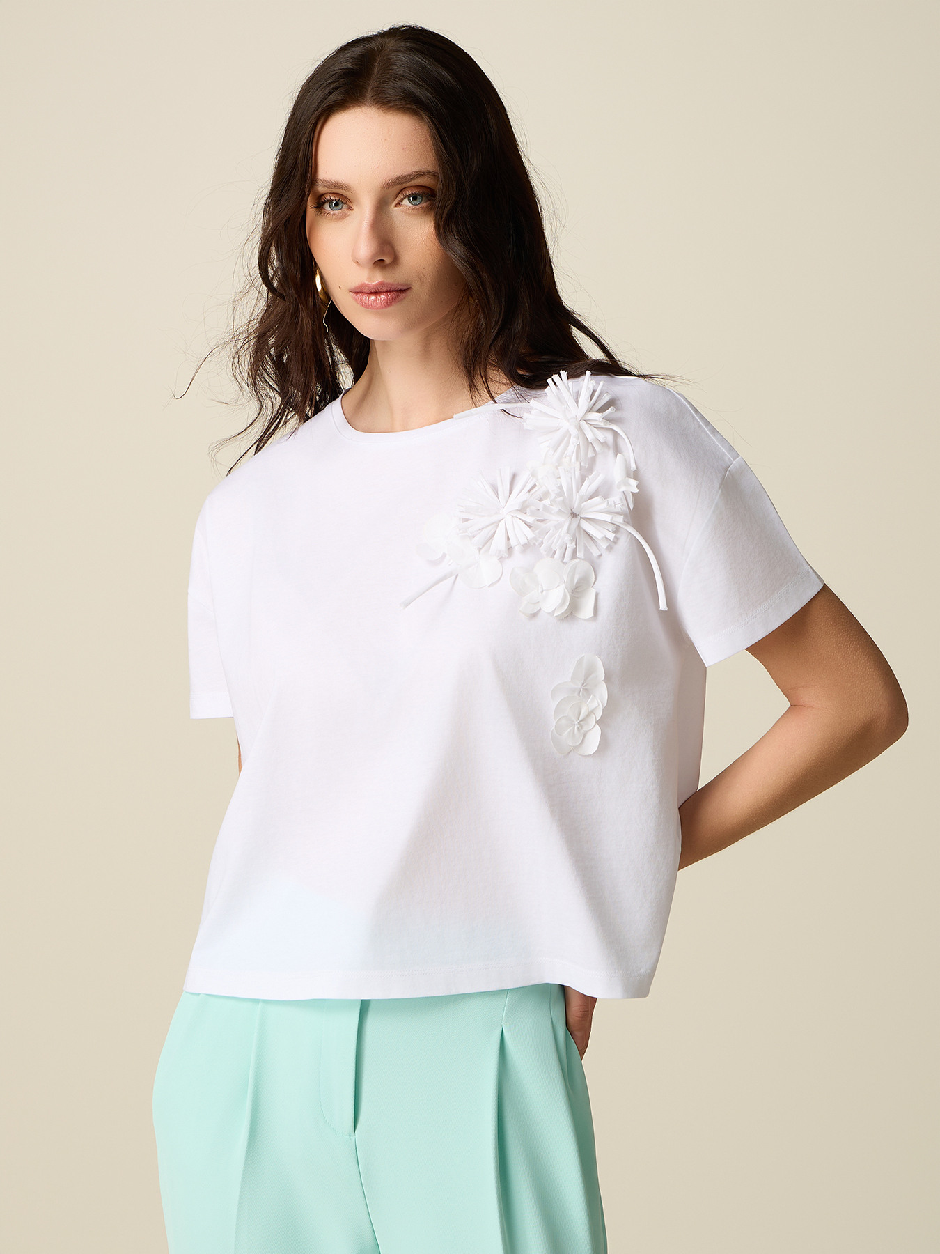 T-shirt with floral appliqu&eacute;s image number 0