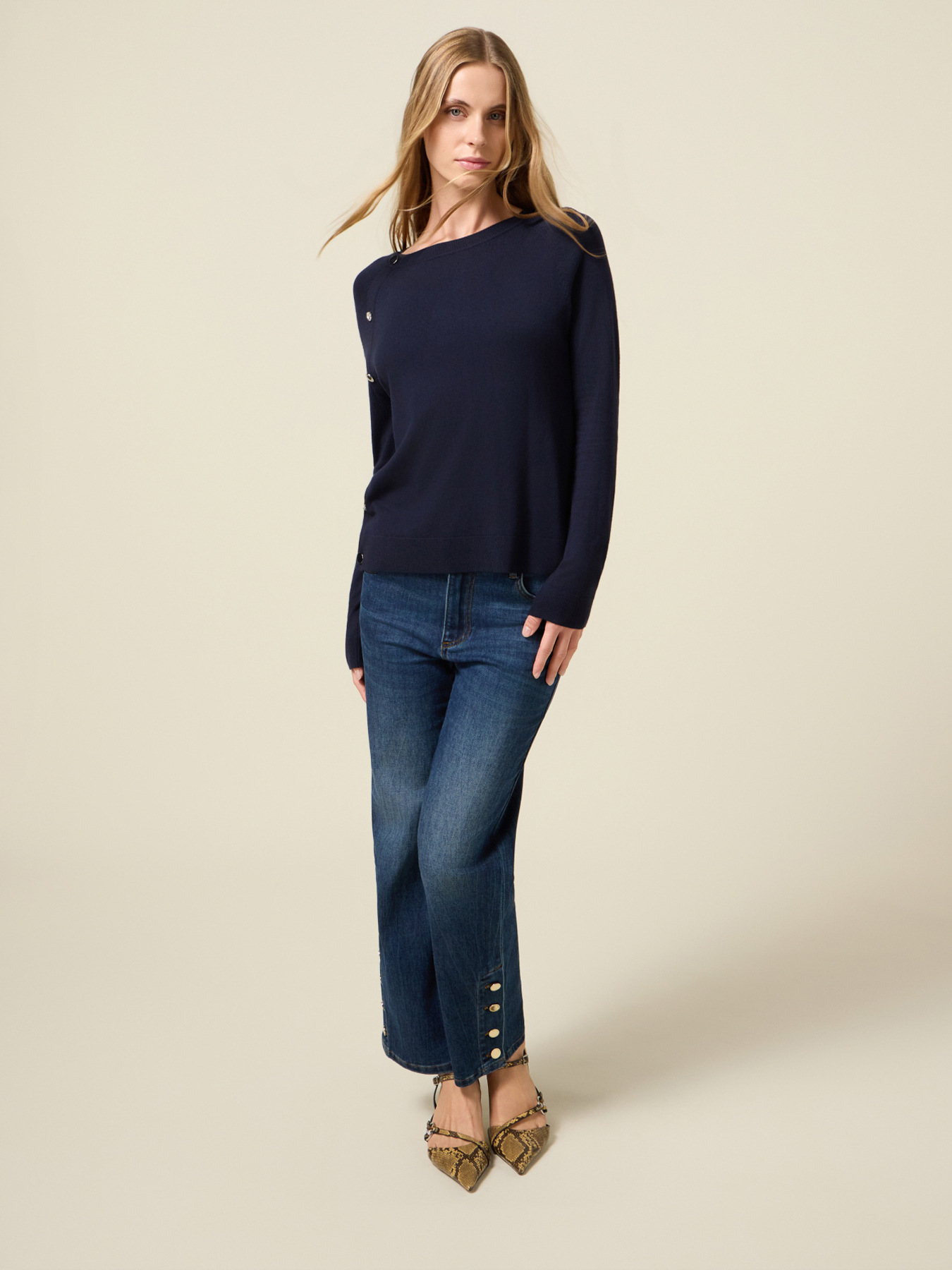 Pull en m&eacute;lange de viscose avec boutons d&eacute;coratifs image number 0