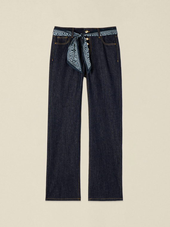 Jeans regular con pa&ntilde;uelo en la cintura