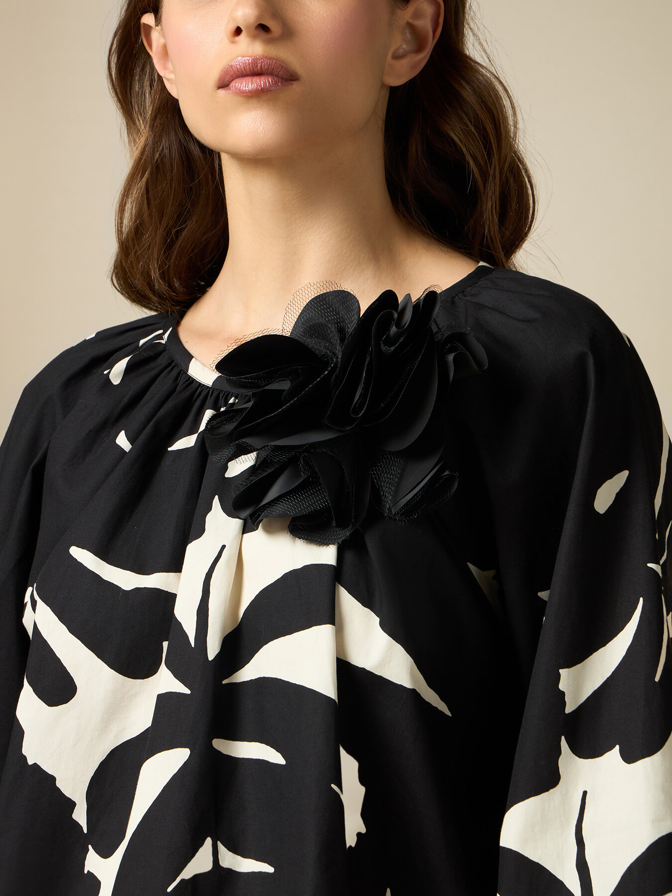 Blusa de algod&oacute;n ecol&oacute;gico estampada con broche image number 2