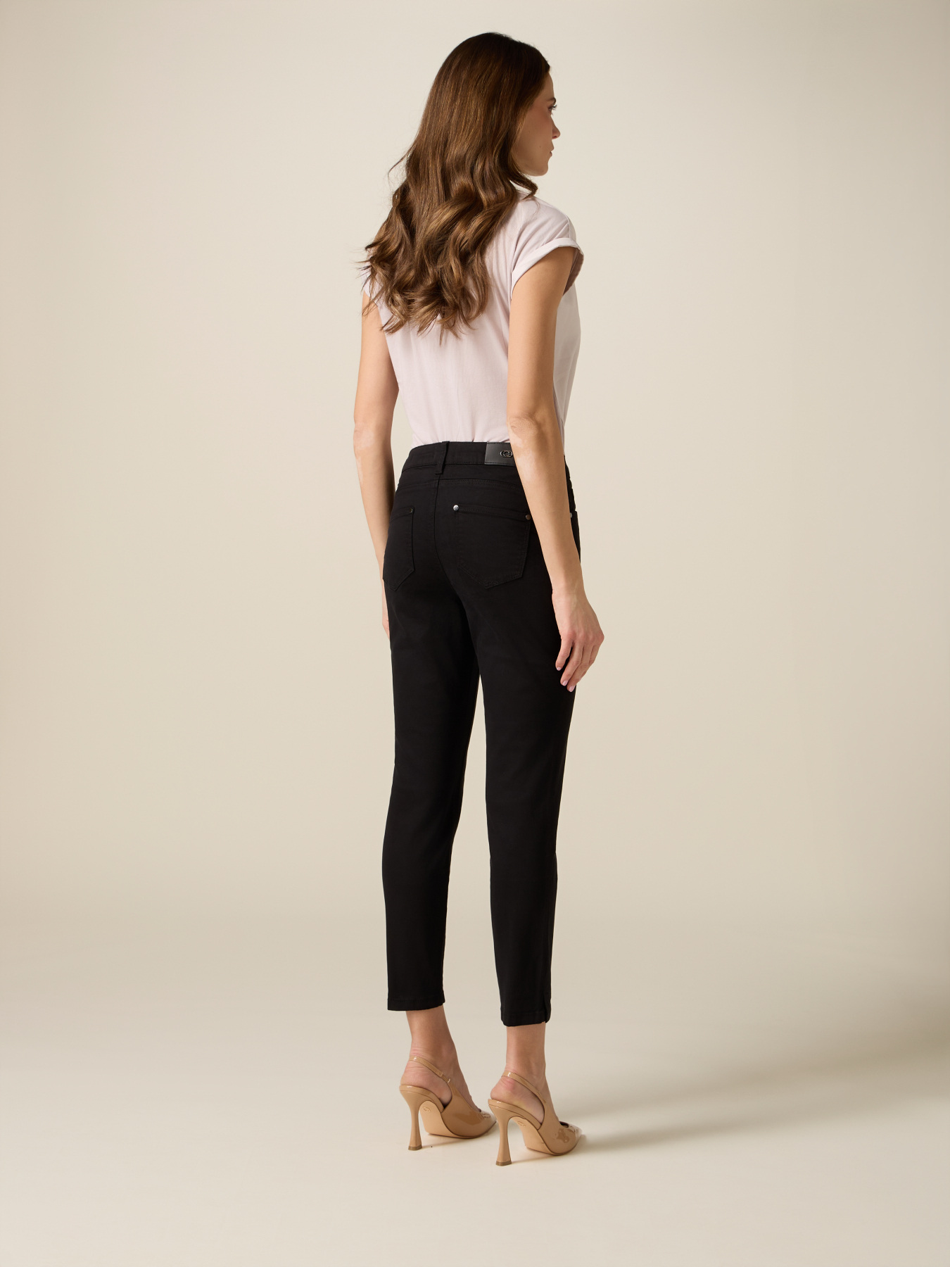 Skinny pants with metal chain image number 1