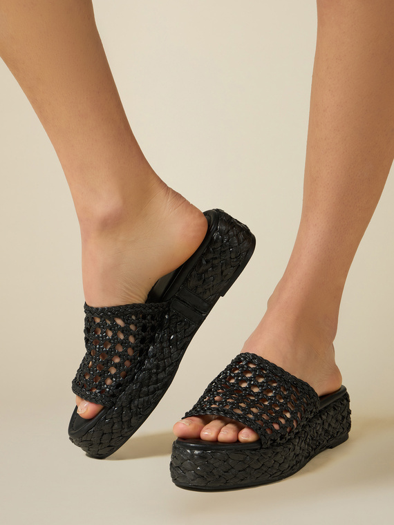 Sandale tip papuci cu platformă cu împletituri