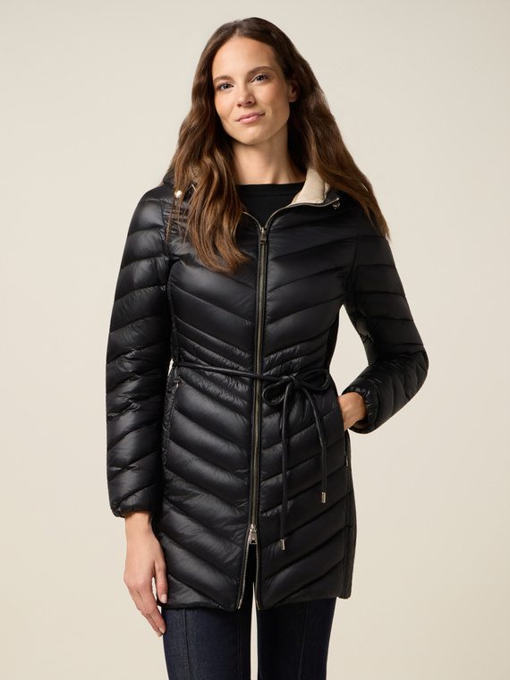 Mittellange Daunenjacke mit Kapuze und G&uuml;rtel