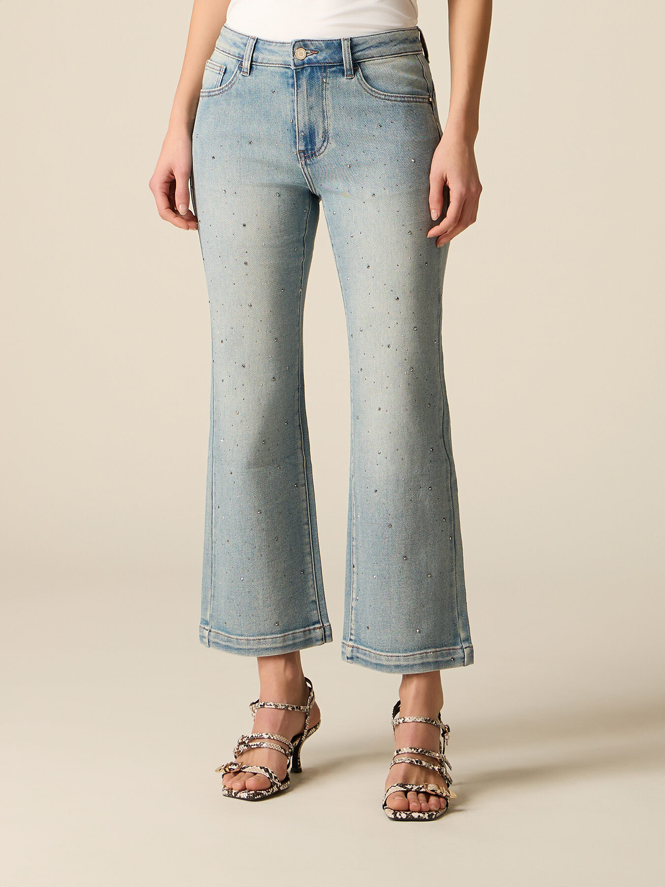 Jeans cropped flare con cristalli image number 3