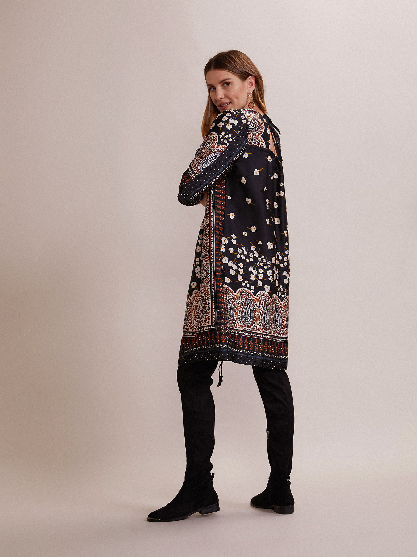Midi-Kleid im Halstuch-Muster image number 1