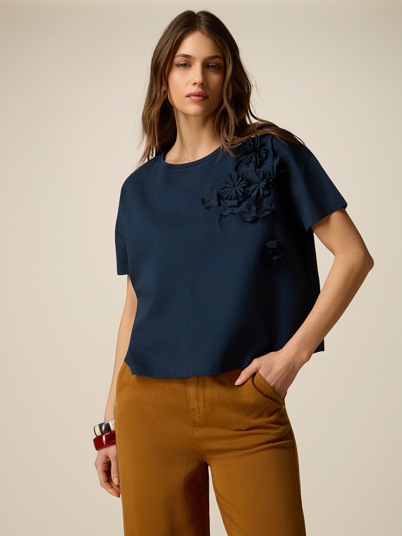 T-shirt with floral appliqu&eacute;s