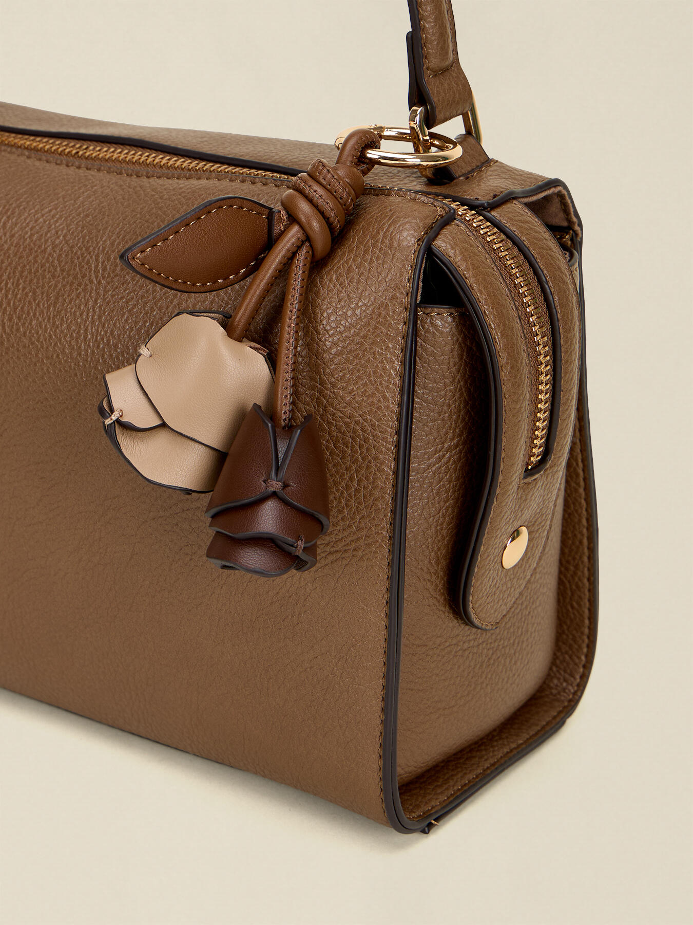 Bauletto con charm floreale e nappine image number 2