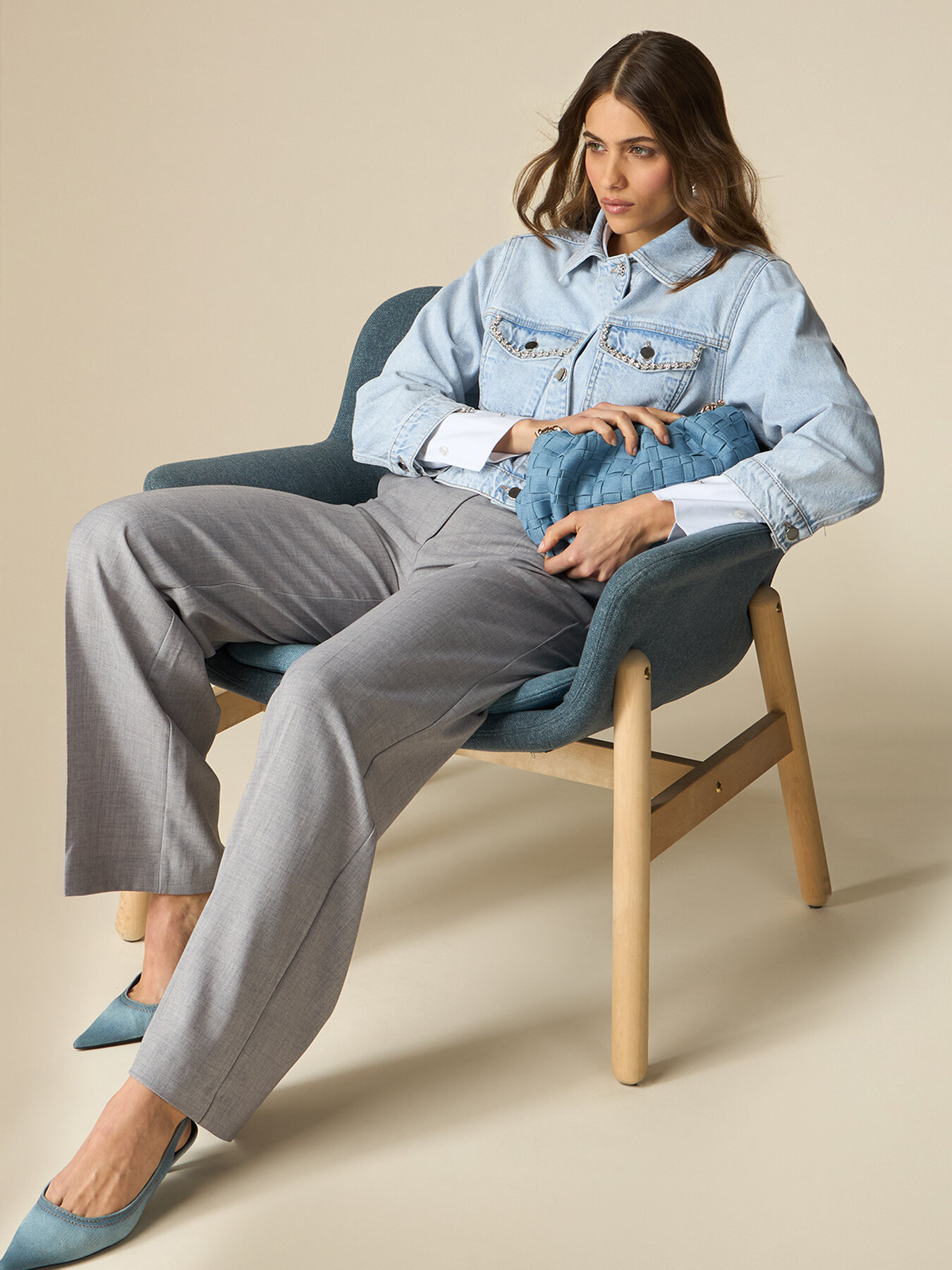 Cazadora vaquera cropped con cristales image number 3