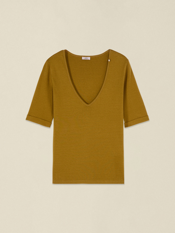 V-neck T-shirt with slim sleeves