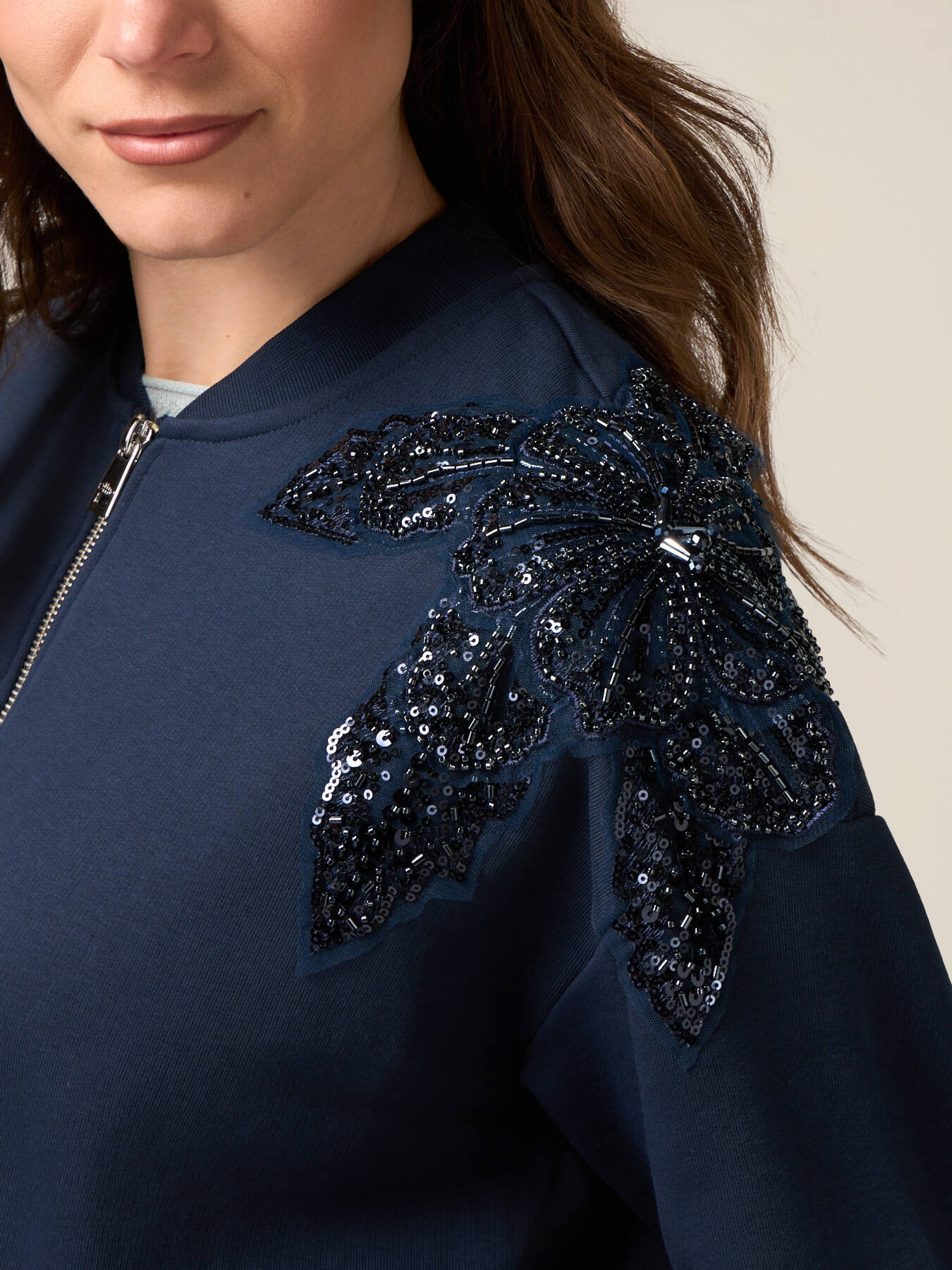 Sudadera con cremallera y bordado de joya image number 2