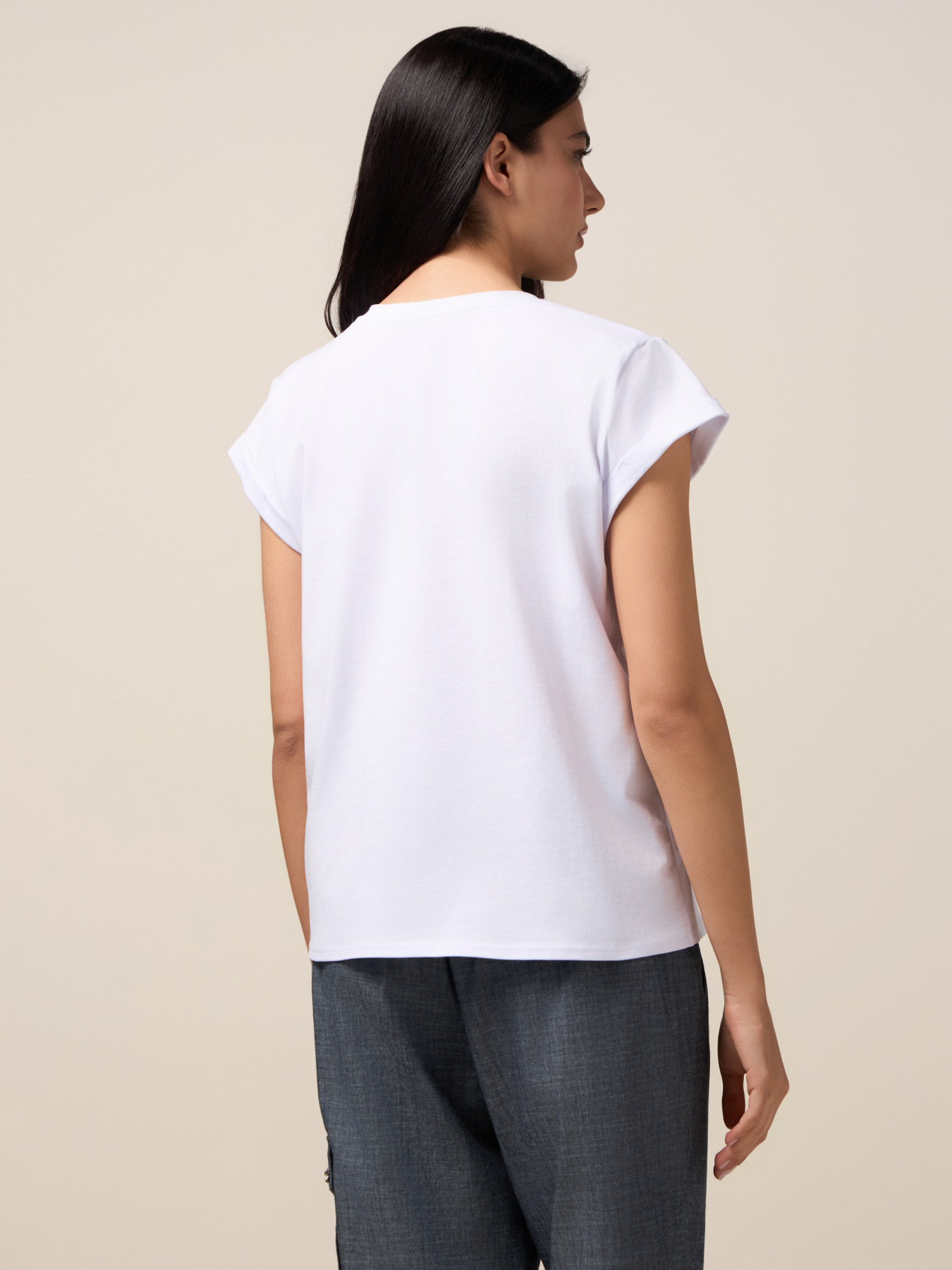 Camiseta con broche de flor image number 1