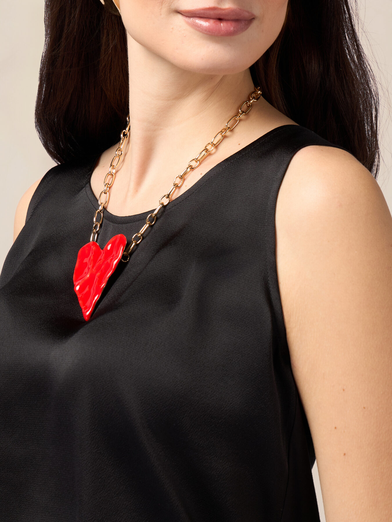Metal necklace with oversized heart-shaped pendant image number 0