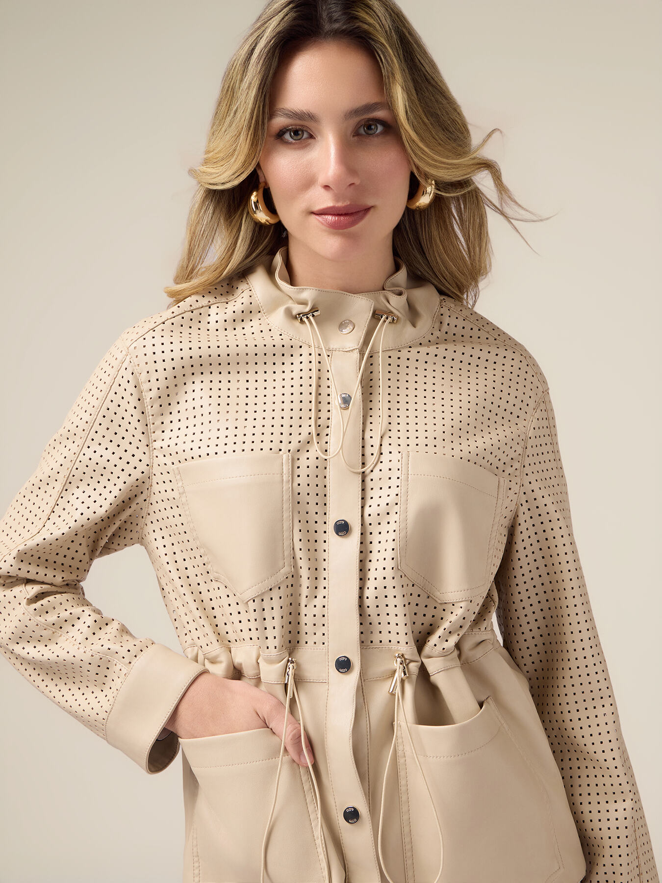 Kurzer Parka mit lasergeschnittenen Teilen image number 2