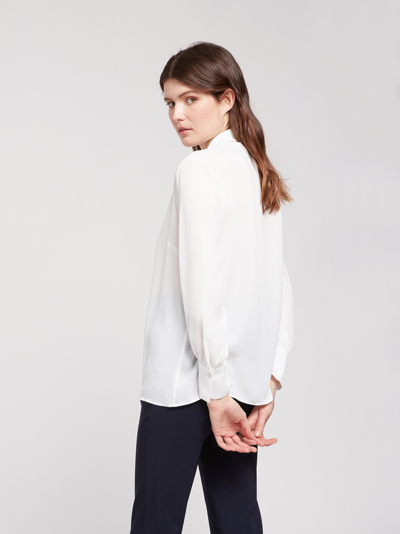 Bluse mit Band am Kragen image number 2