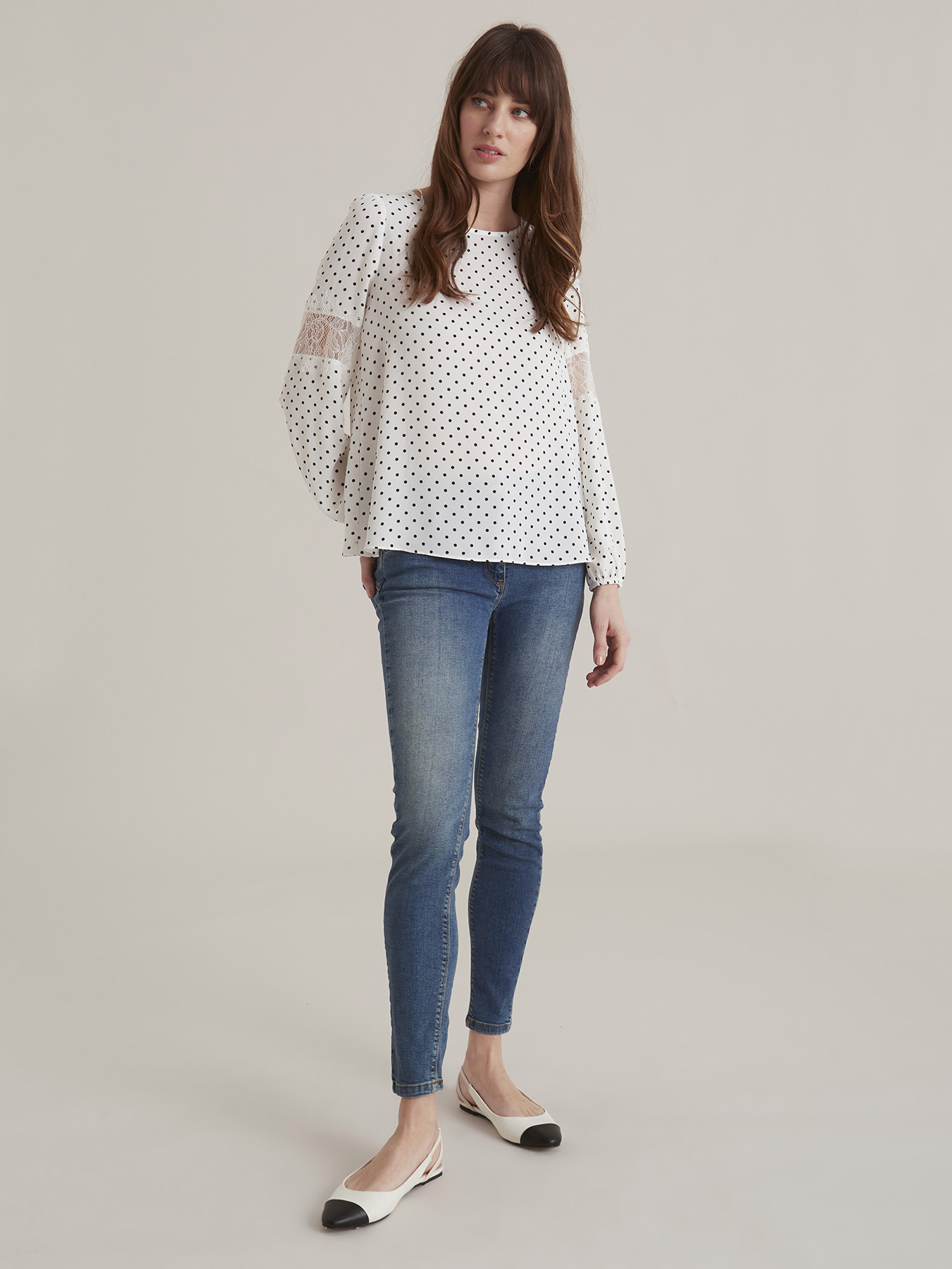 Gepunktete Bluse mit Spitzeneins&auml;tzen image number 2