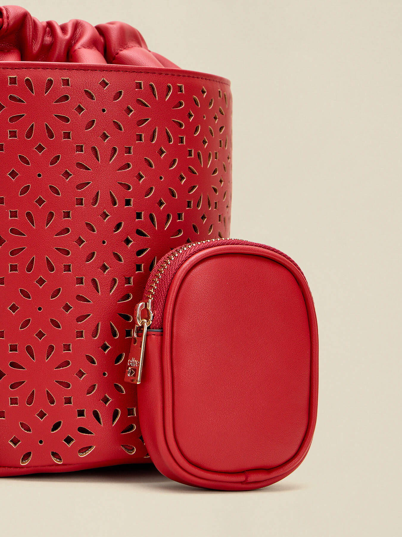 Bolso peque&ntilde;o tipo saco perforado image number 3