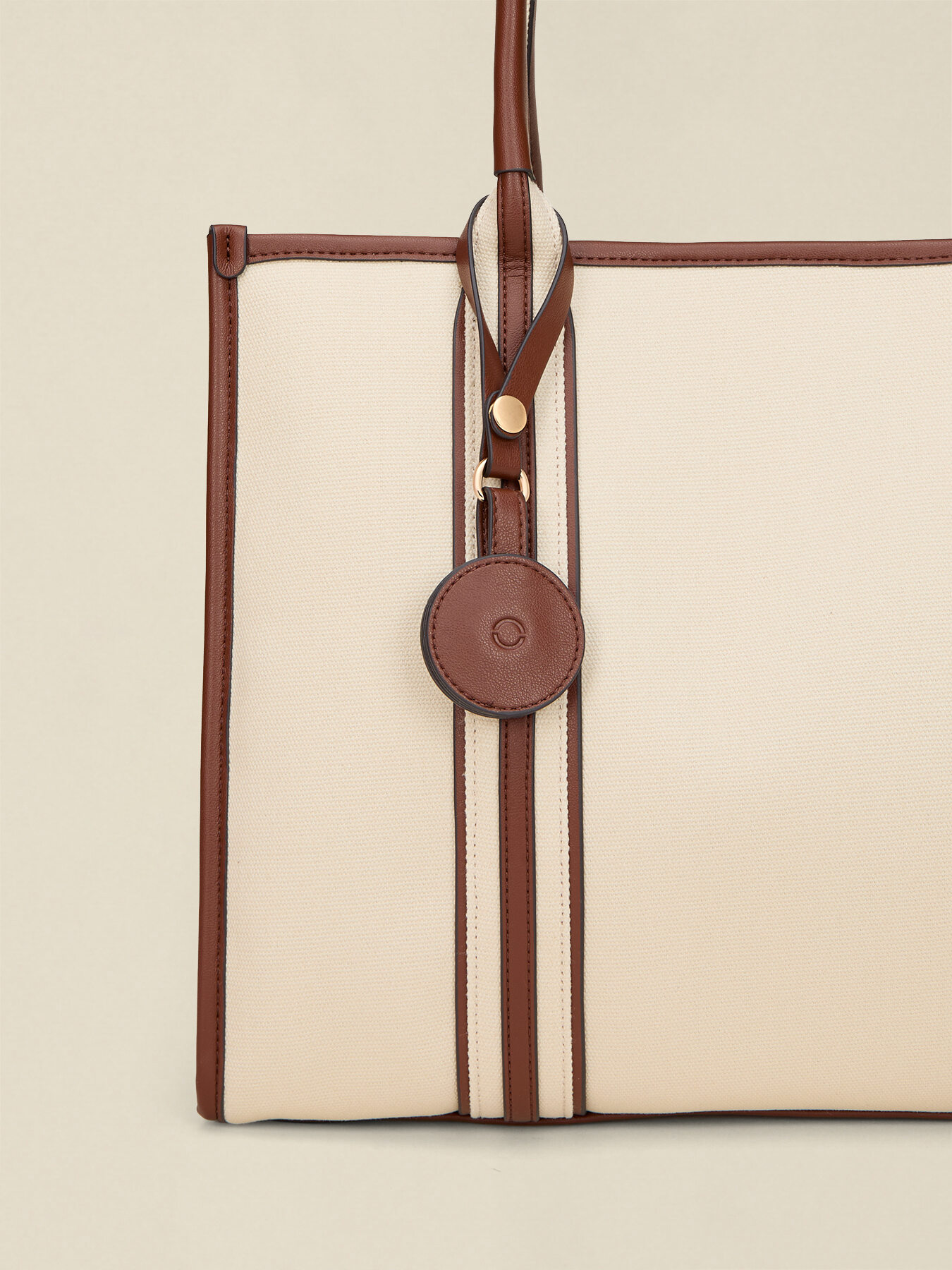 Shopper bicolor in tessuto con charm image number 3