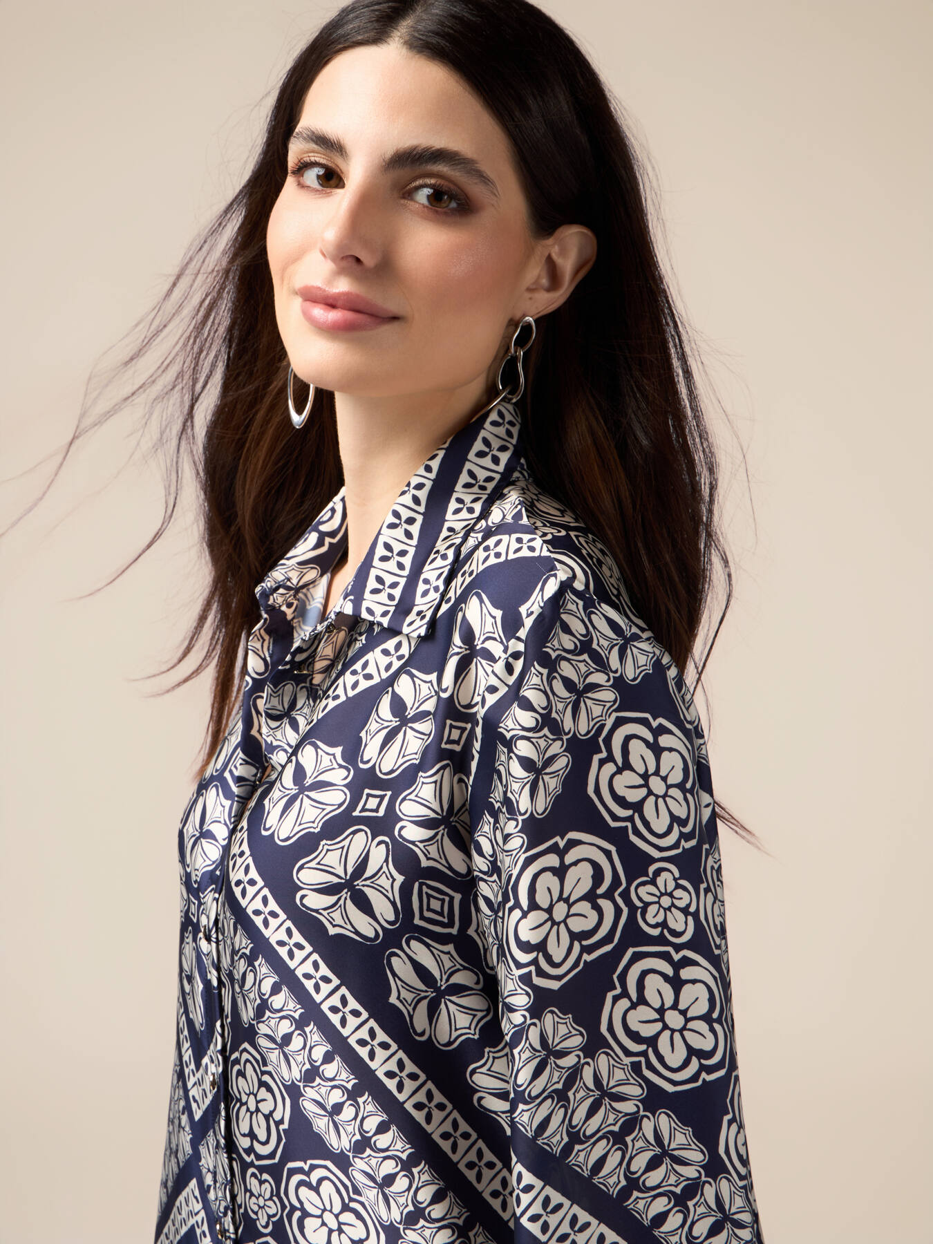 Patterned satin shirt image number 2