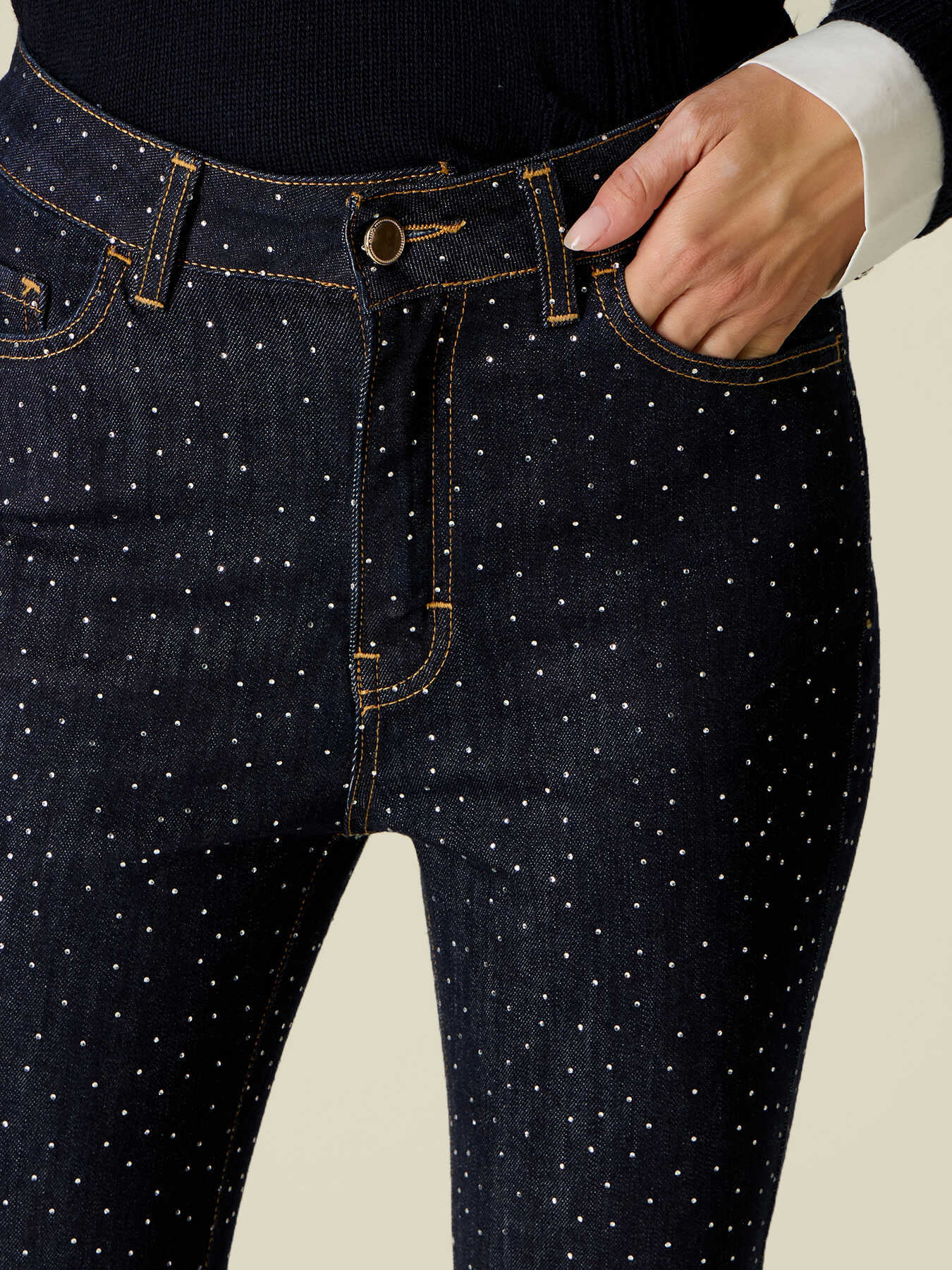 Flare-Jeans mit Kristallen im All-over-Design image number 2
