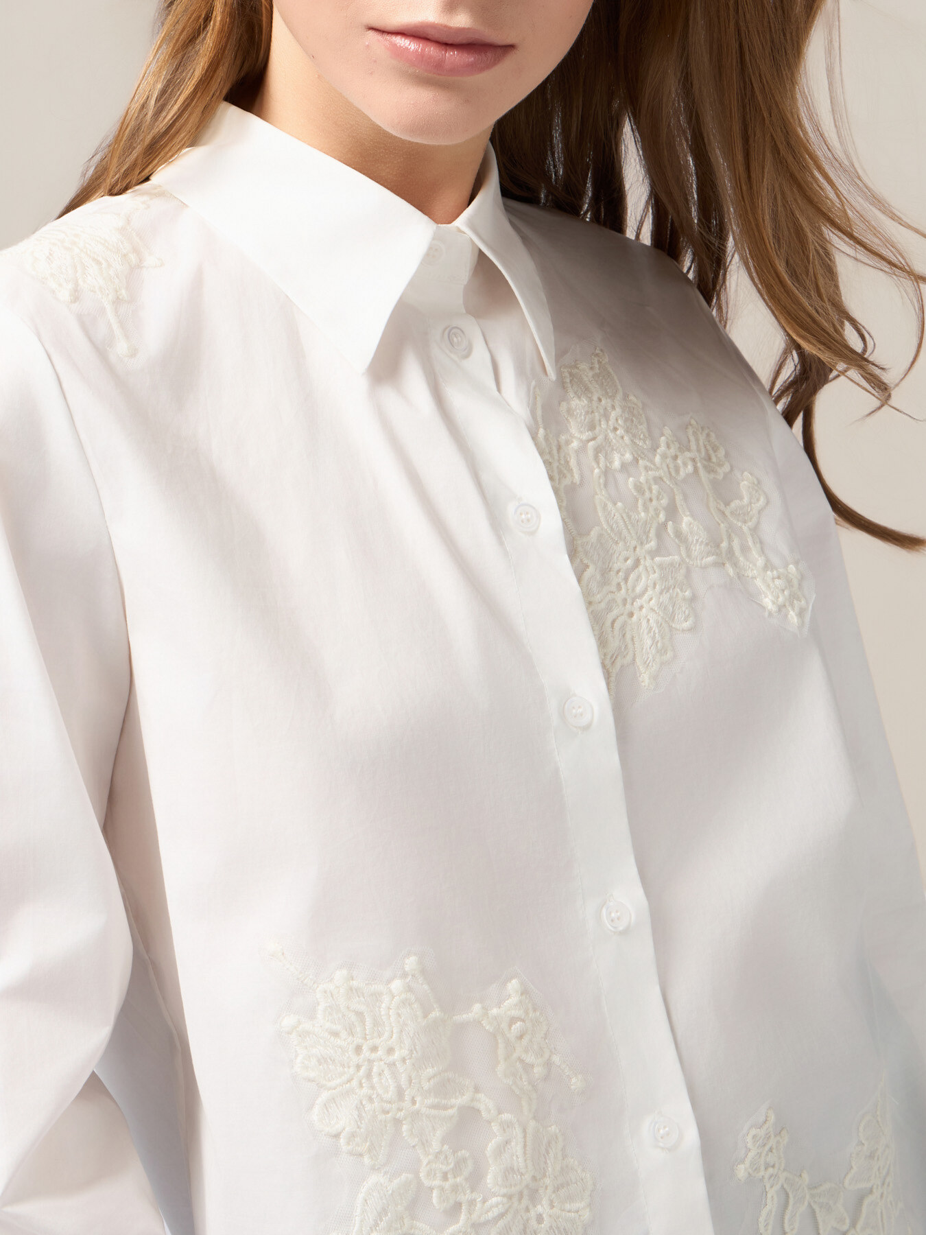 Camisa boxy con bordados image number 2