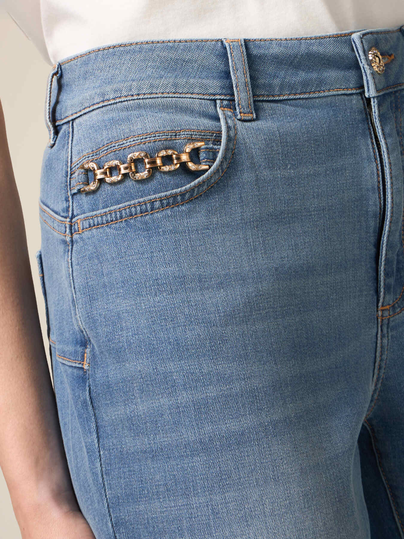 Skinny Push-Up-Jeans mit Kettendetail image number 3